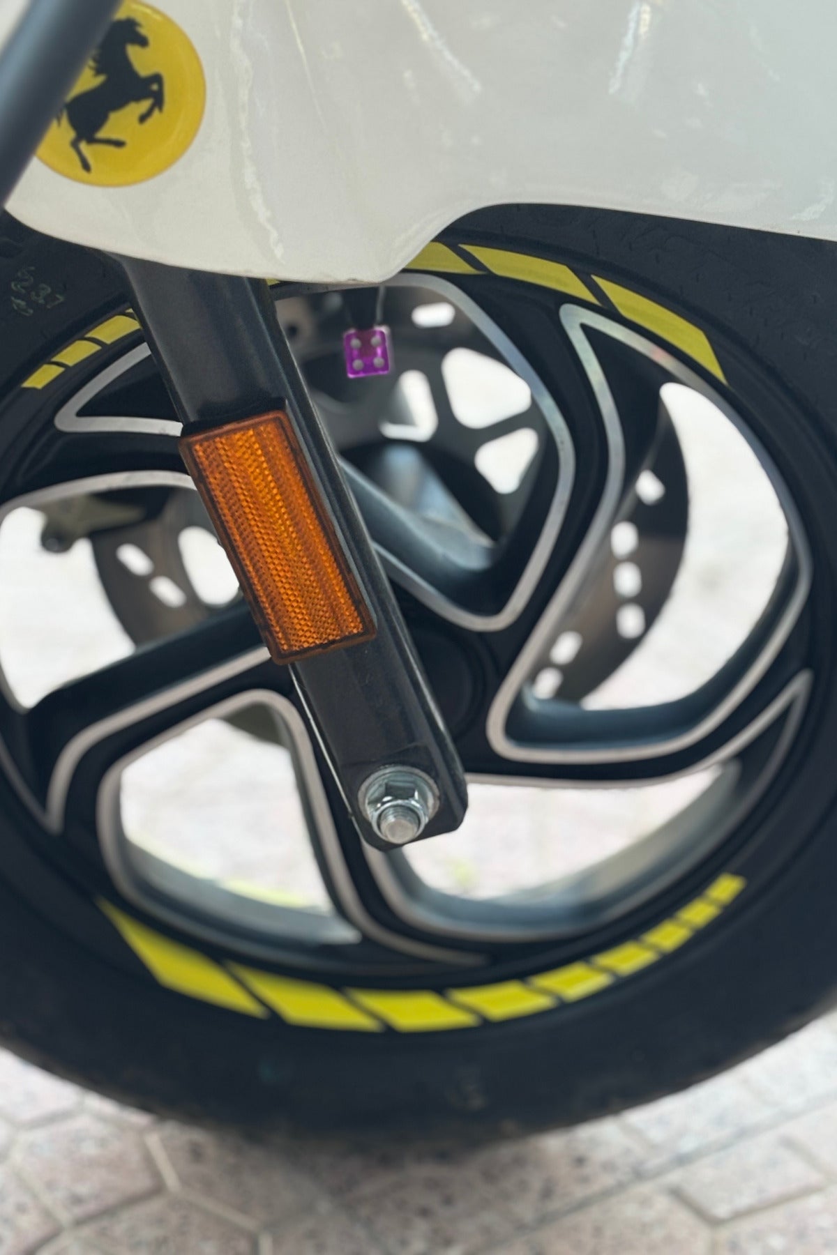 Scooterlar için Tüm Modellere Uyumlu Civciv Sarısı Kesikli Jant Şeridi Sticker Seti (8'li)