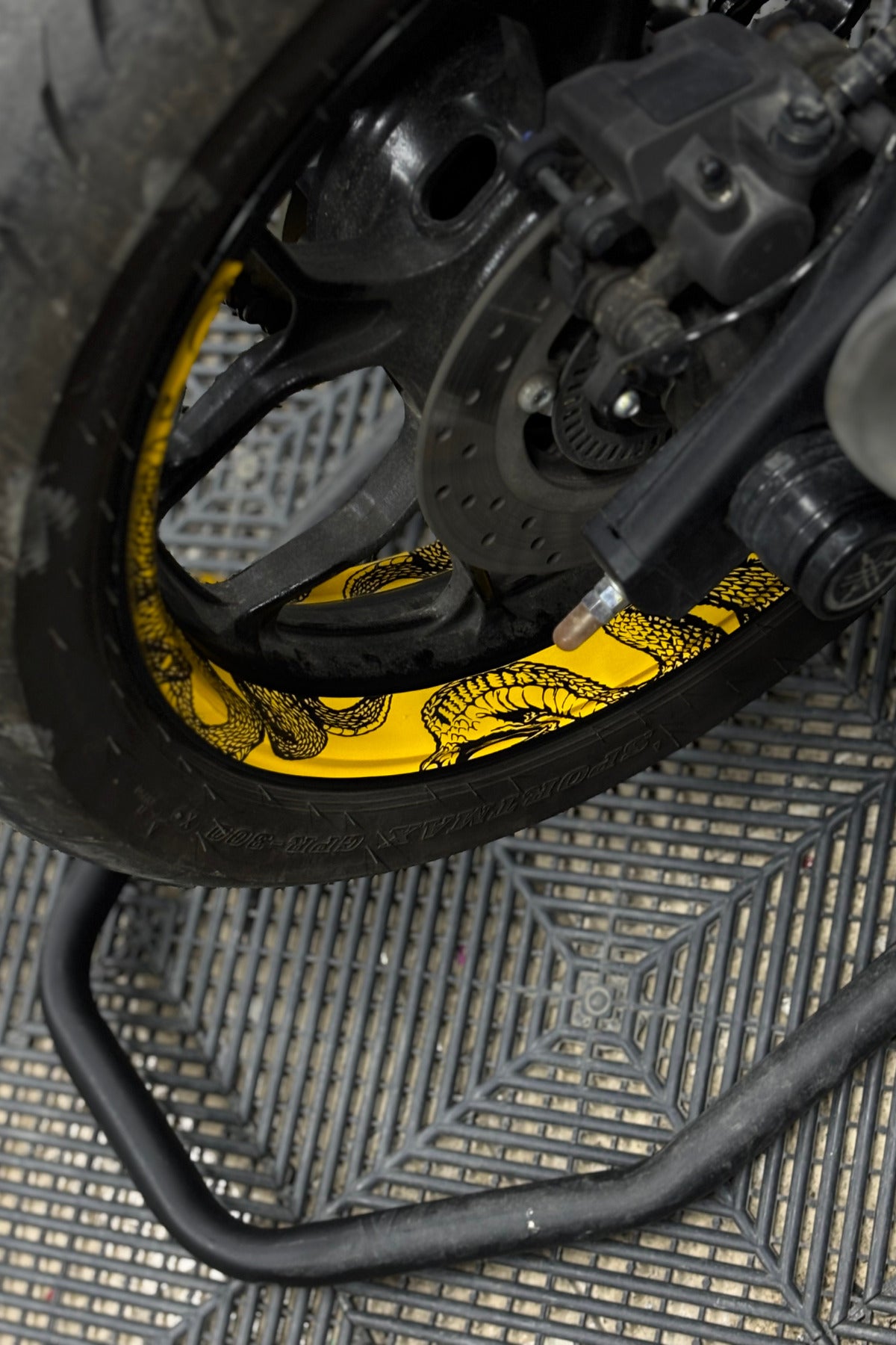 Motosiklet 17 Inch Uyumlu Reflektörlü Sarı Yılan Desenli Yarım Jant Şeridi Sticker Seti (4 Parça)