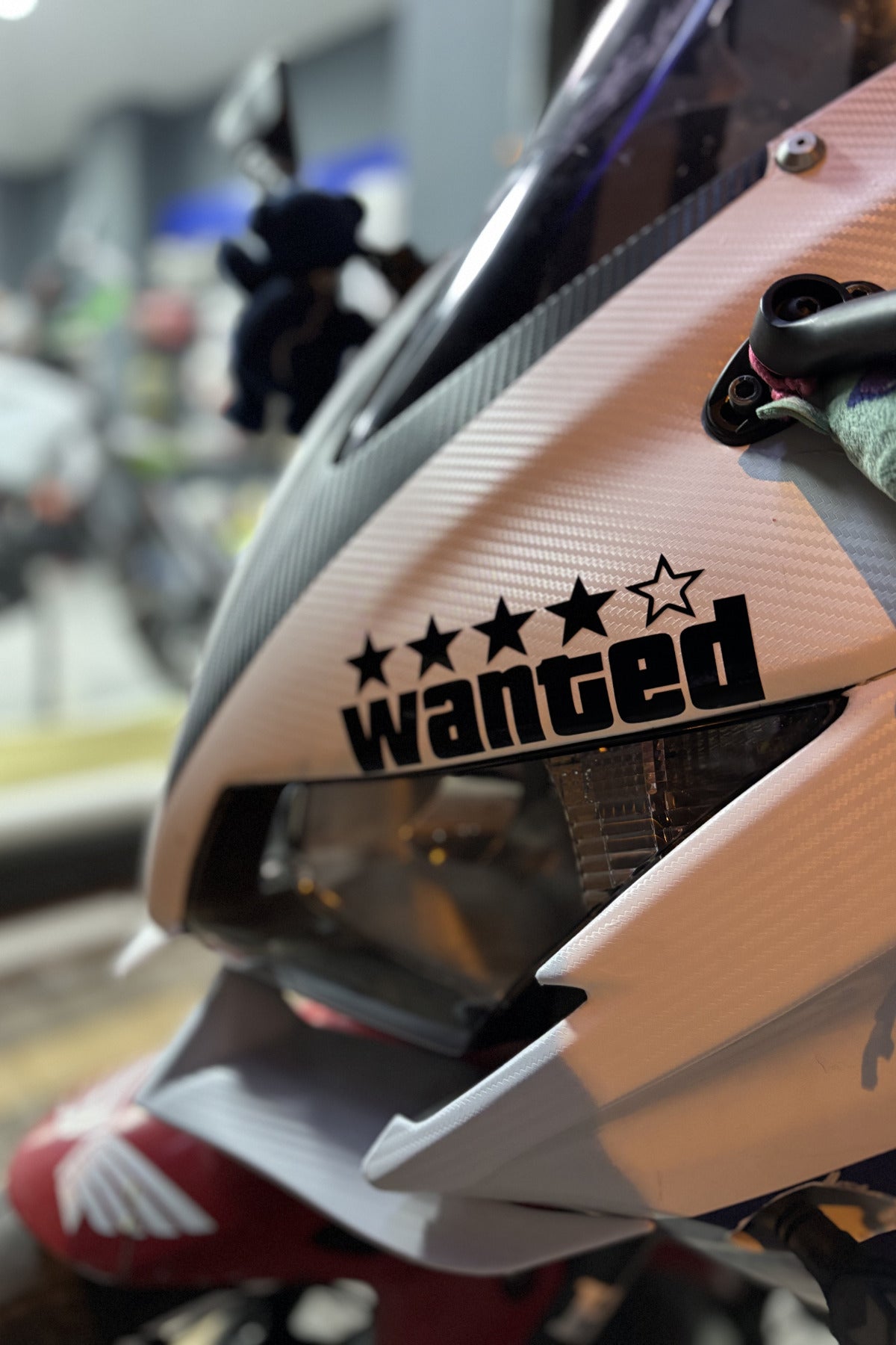 Motor-Araba-Kask için Siyah Renk Yıldızlı Wanted Sticker Etiket (1 Adet)