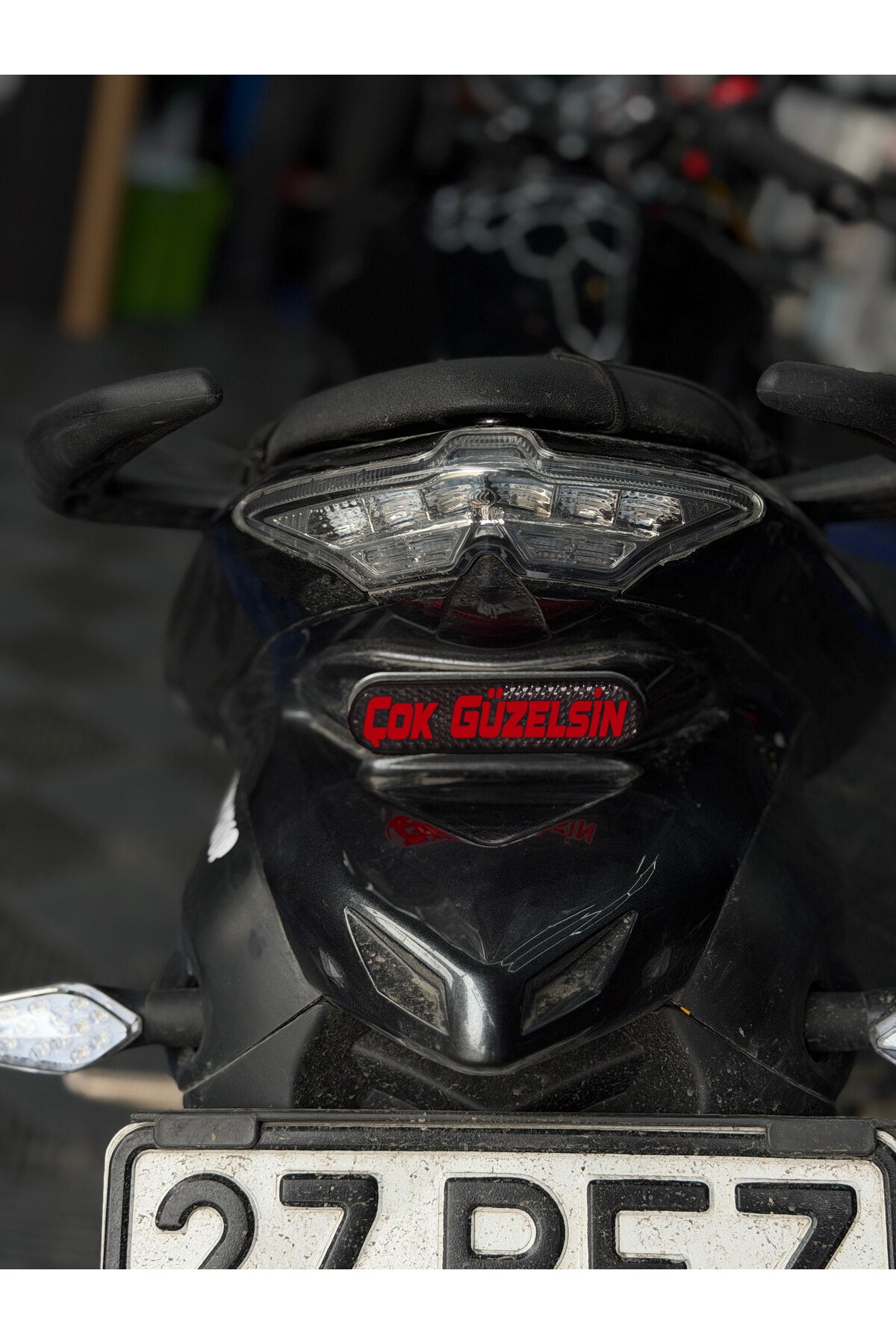 Motosiklet Kedigözü için Çok Güzelsin Düz Yazı Sticker Etiket ( 8CMx2CM)
