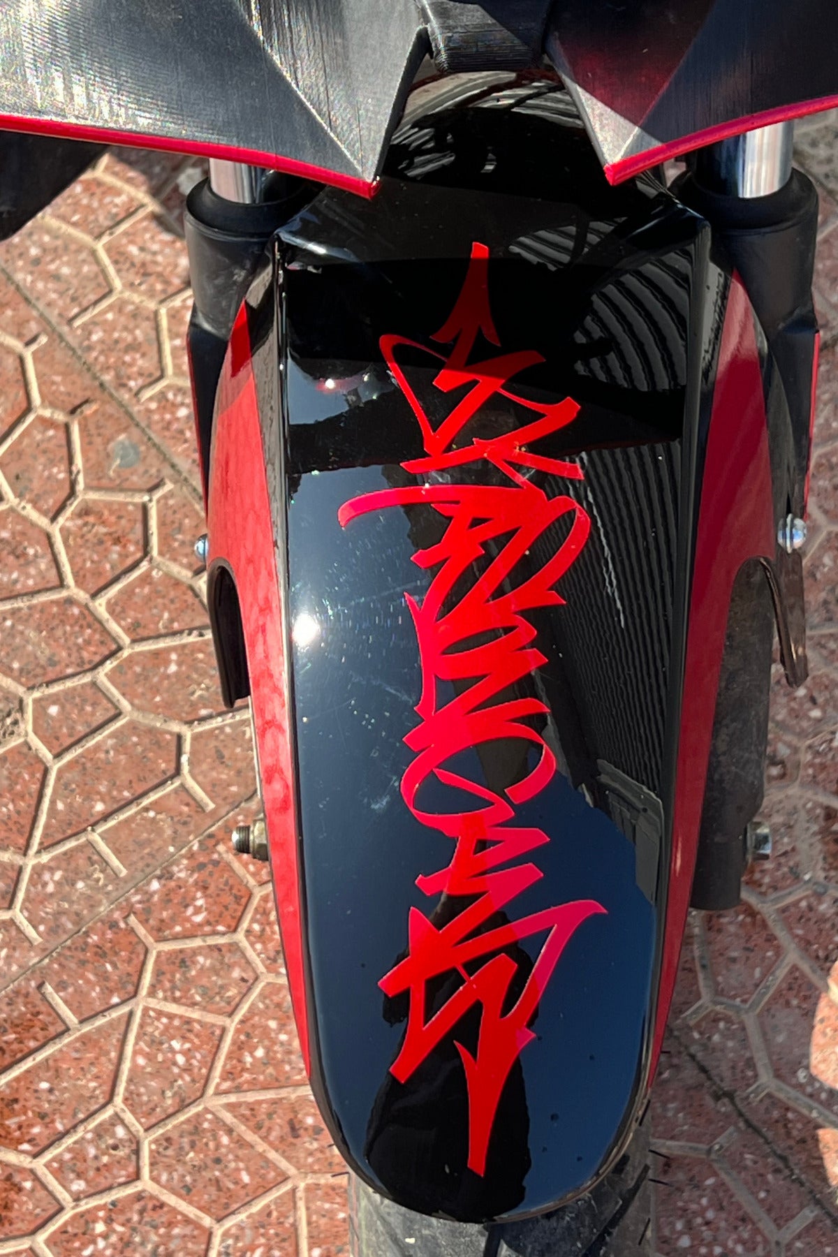 Motosiklet Çamurluk ve Grenajlara Uyumlu Grafiti Sticker Etiket (30CM)