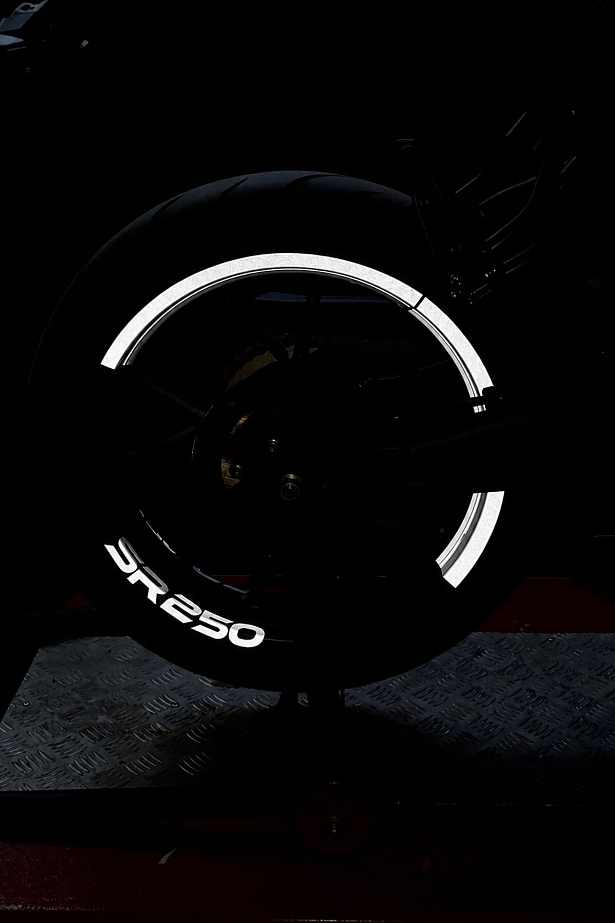 CFMOTO 250SR için Reflektörlü SR250 Yazılı Yarım Jant Şeridi (Ön-Arka Yeterlidir)