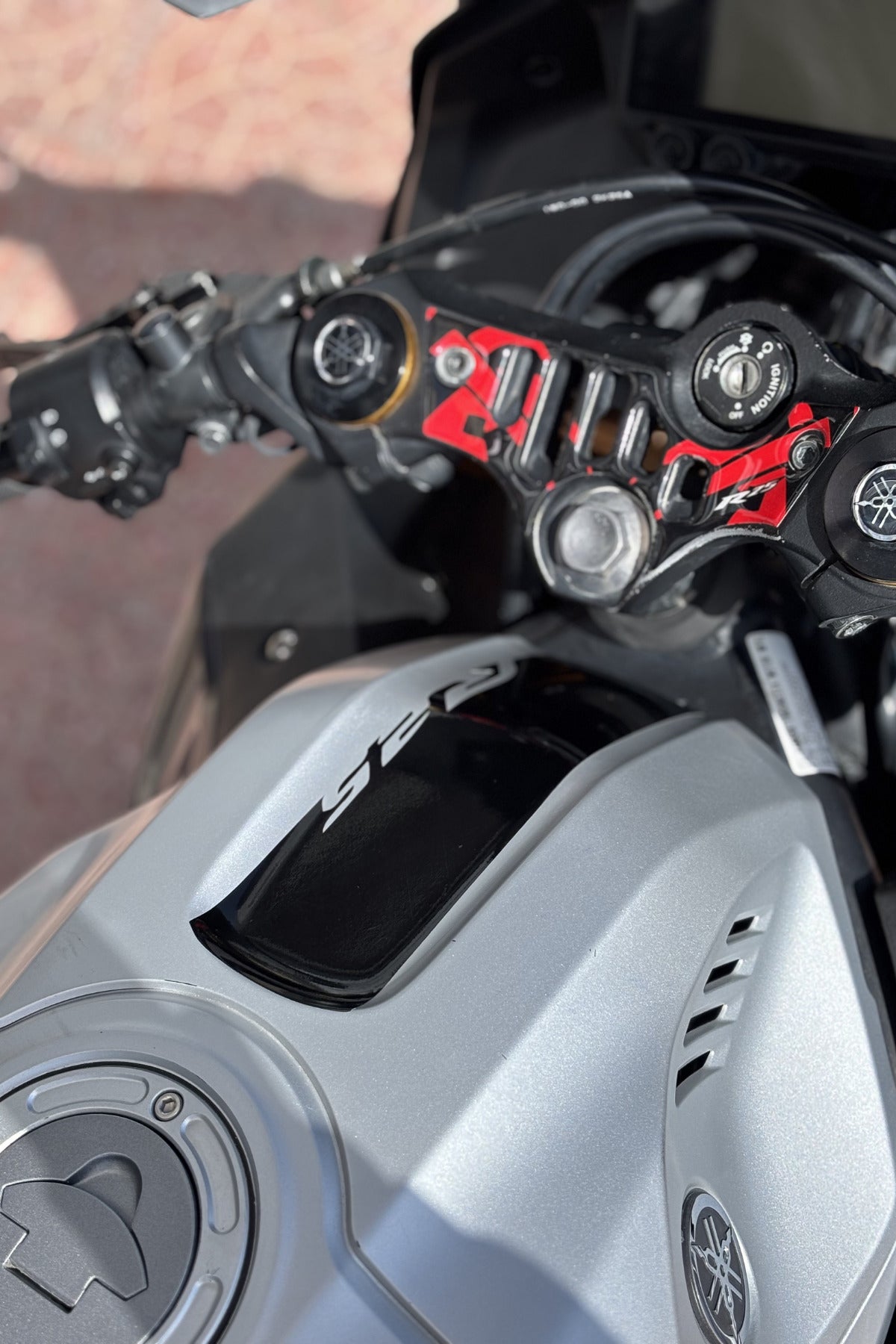 Yamaha R25 için Depo Önü R25 Detaylı Siyah Renk Sticker (2019-2024)