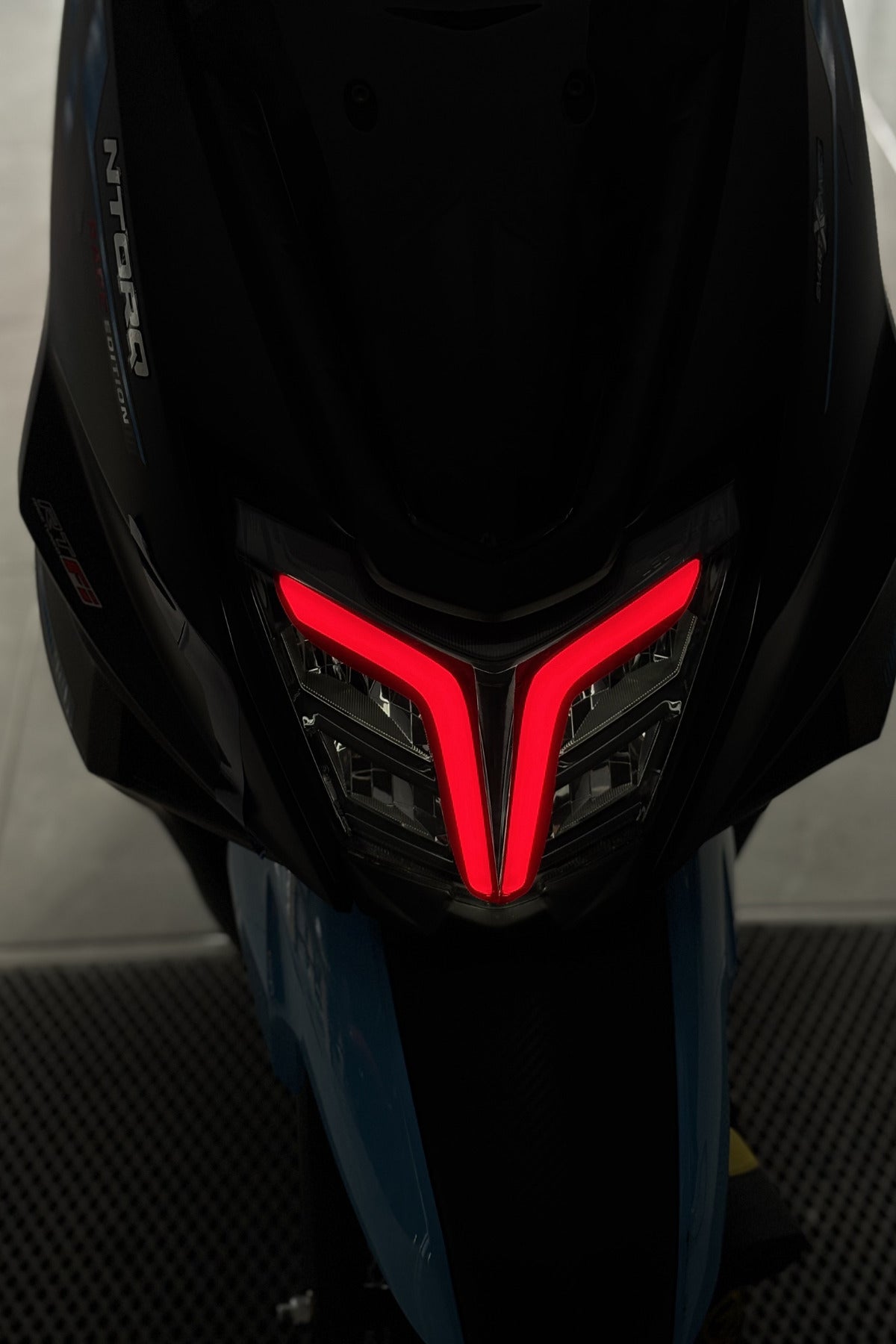 TVS Ntorq Scooter için Kırmızı Renk Far Filmi Sticker Far Tasarım