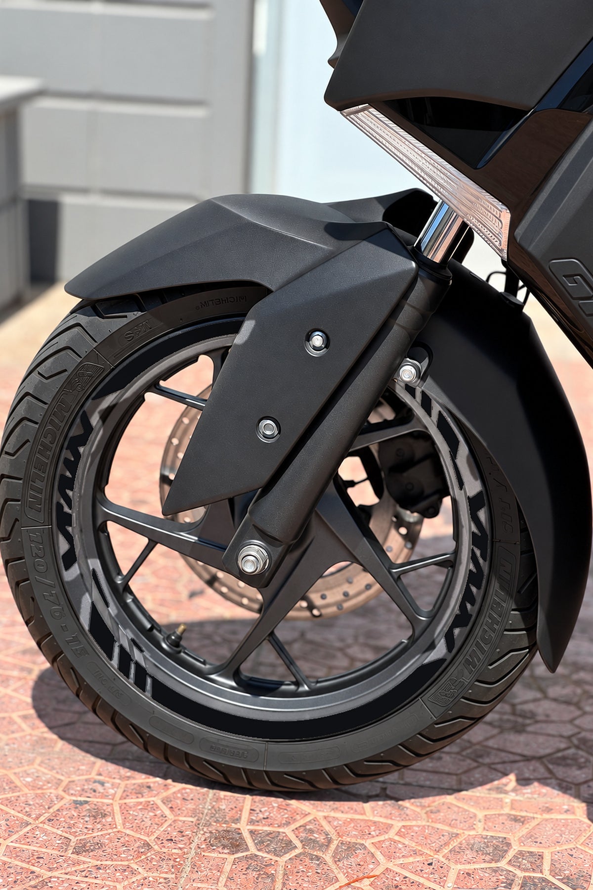 Yamaha Xmax Scooter için Kalın Kesikli + Xmax Yazılı Jant Şeridi Sticker Seti (Ön Arka Yeterli)