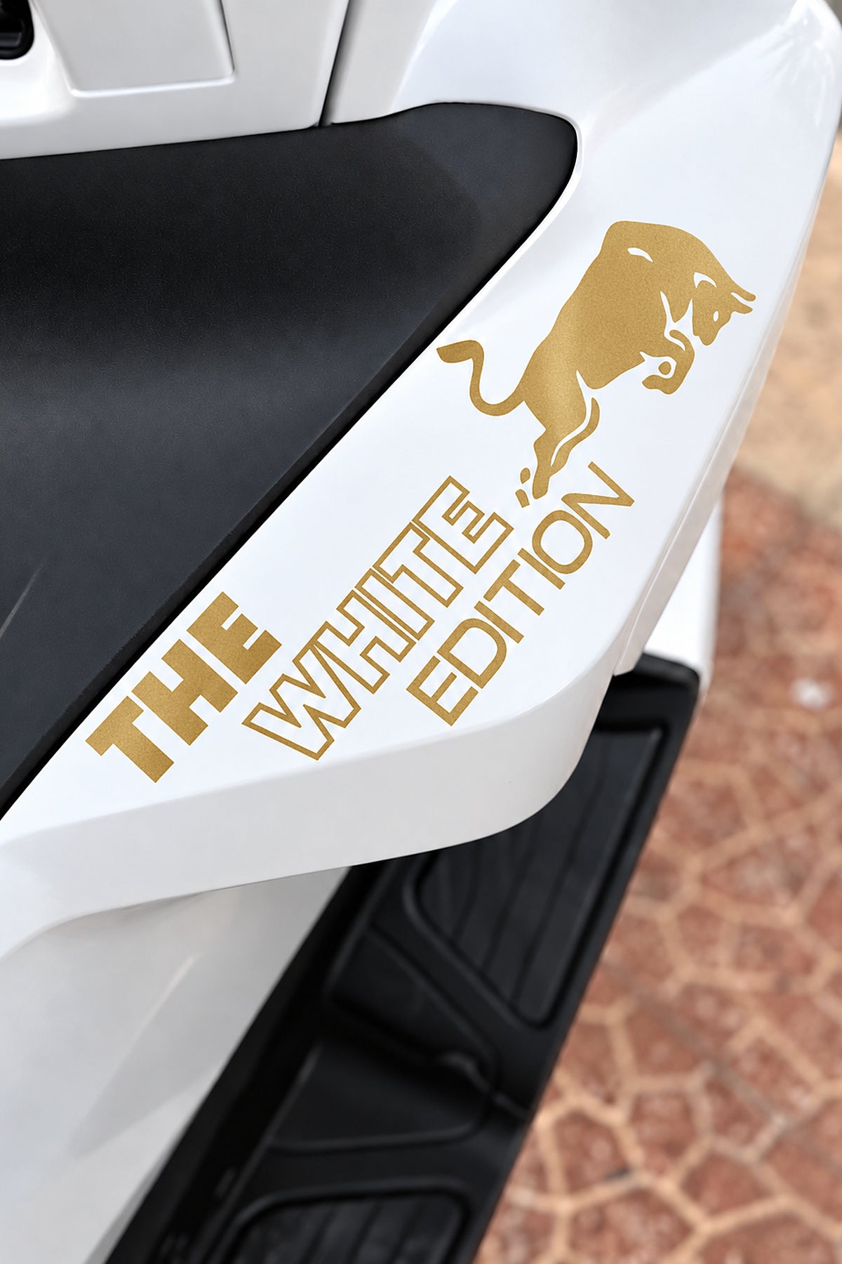 Honda PCX için The White Edition Boğa Enerji Sticker Etiket (1 Adet)