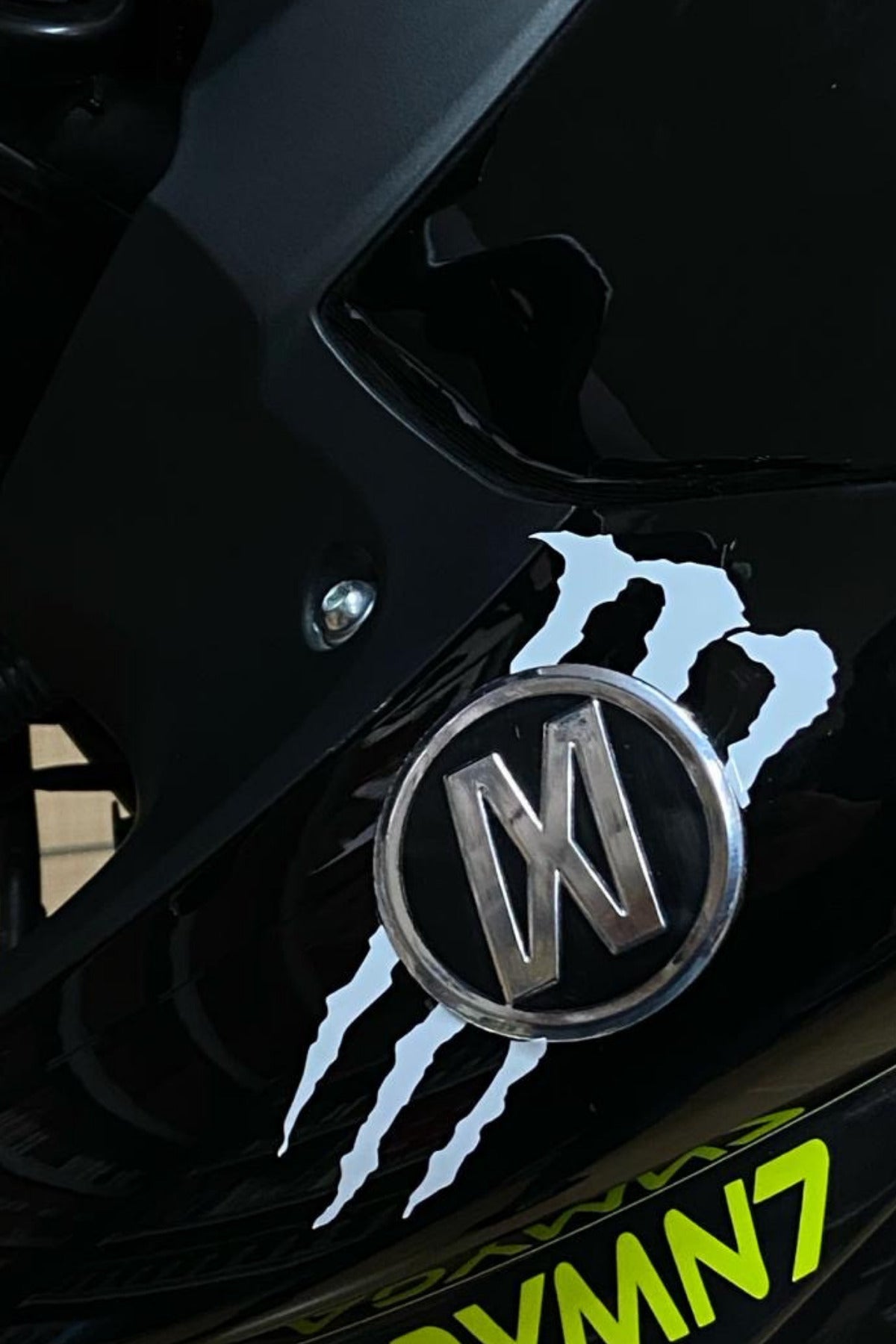 Motor Uyumlu Dekoratif Sticker Monster Beyaz Renk Dekoratif Etiket