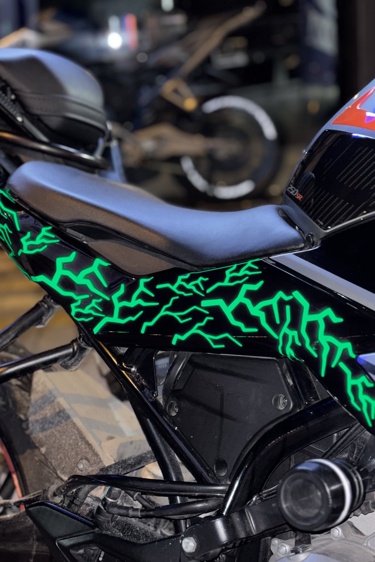 Motosiklet ve Kask için Reflektörlü Yıldırım Şimşek Seti 16'Lı