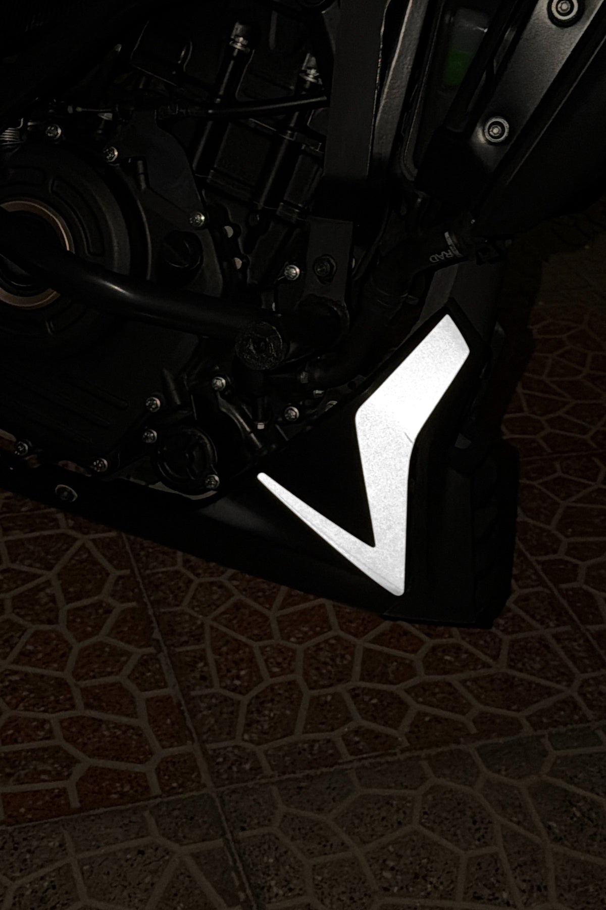 Bajaj Dominar 250/400 için Reflektörlü Sakal Sticker Etiket (Sağ ve Sol)