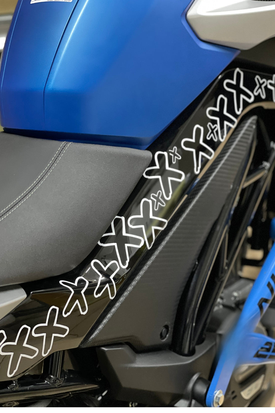 Motor ve Kask için Beyaz Renk XXX Sticker Etiket (24'lü Set )