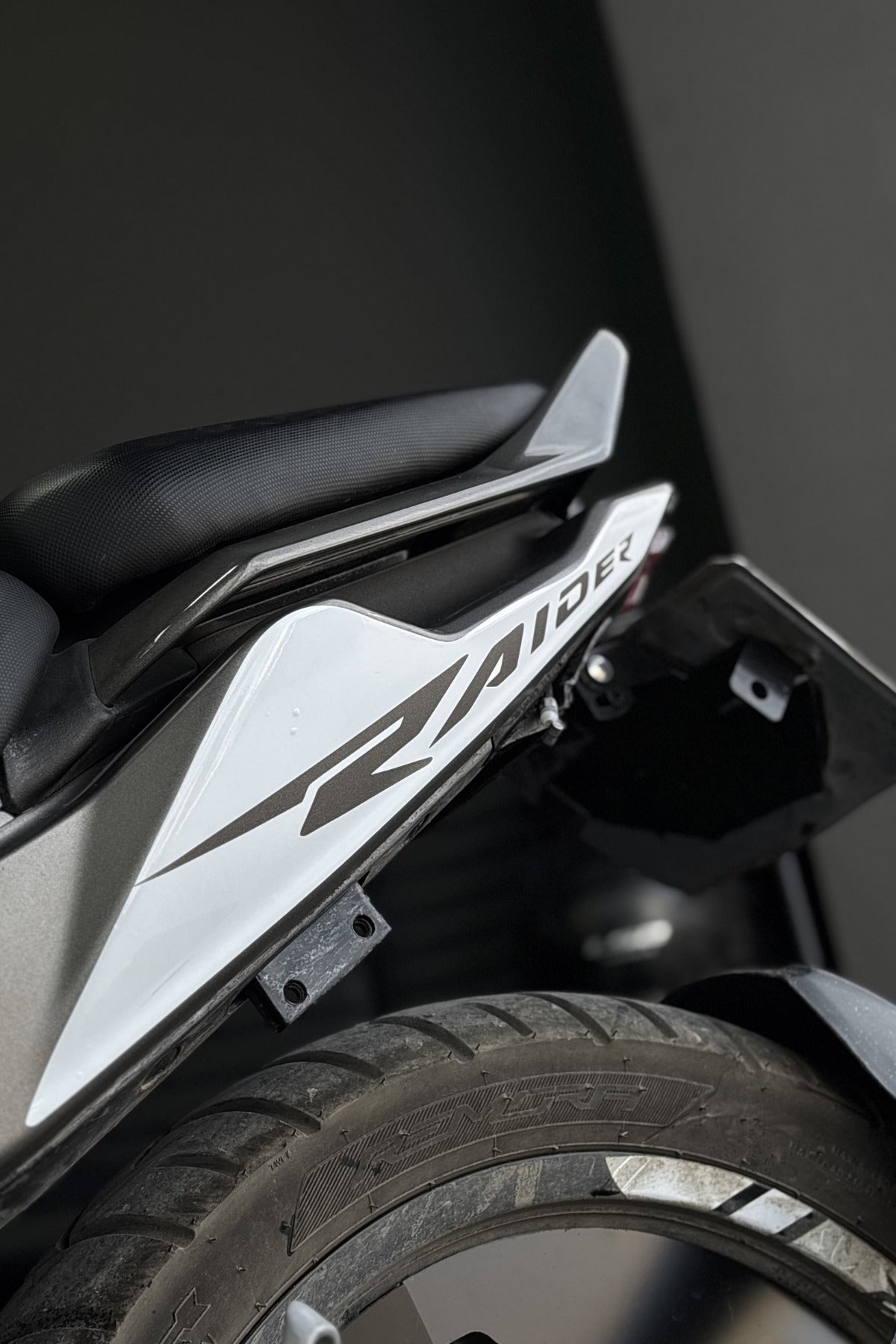TVS Raider 125 için Arka Sele Altı Grenaj için Raider Yazılı Beyaz KAPLAMA Sticker (Sağ ve Sol)
