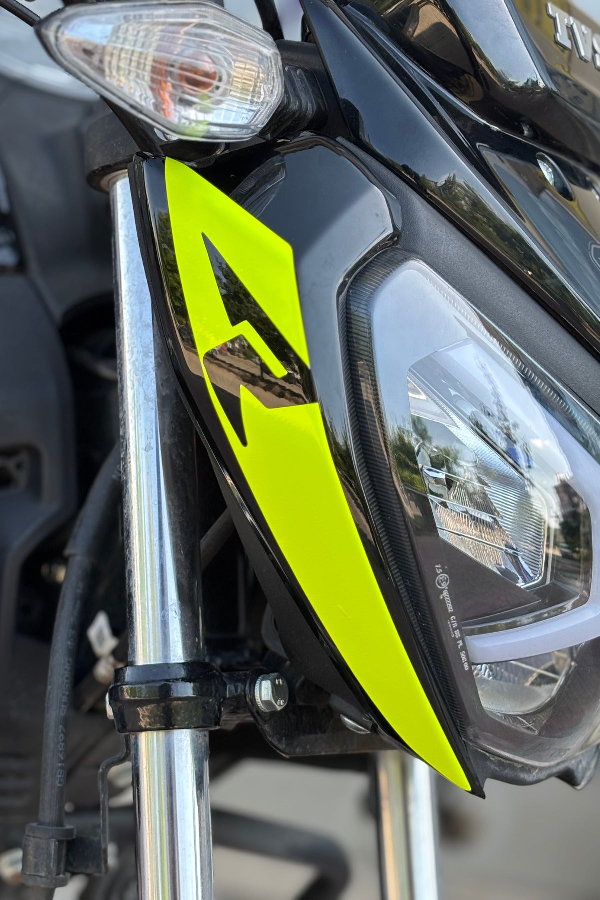 TVS Raider için R Logolu Far Kaşı Detay Sticker (2 Adet)