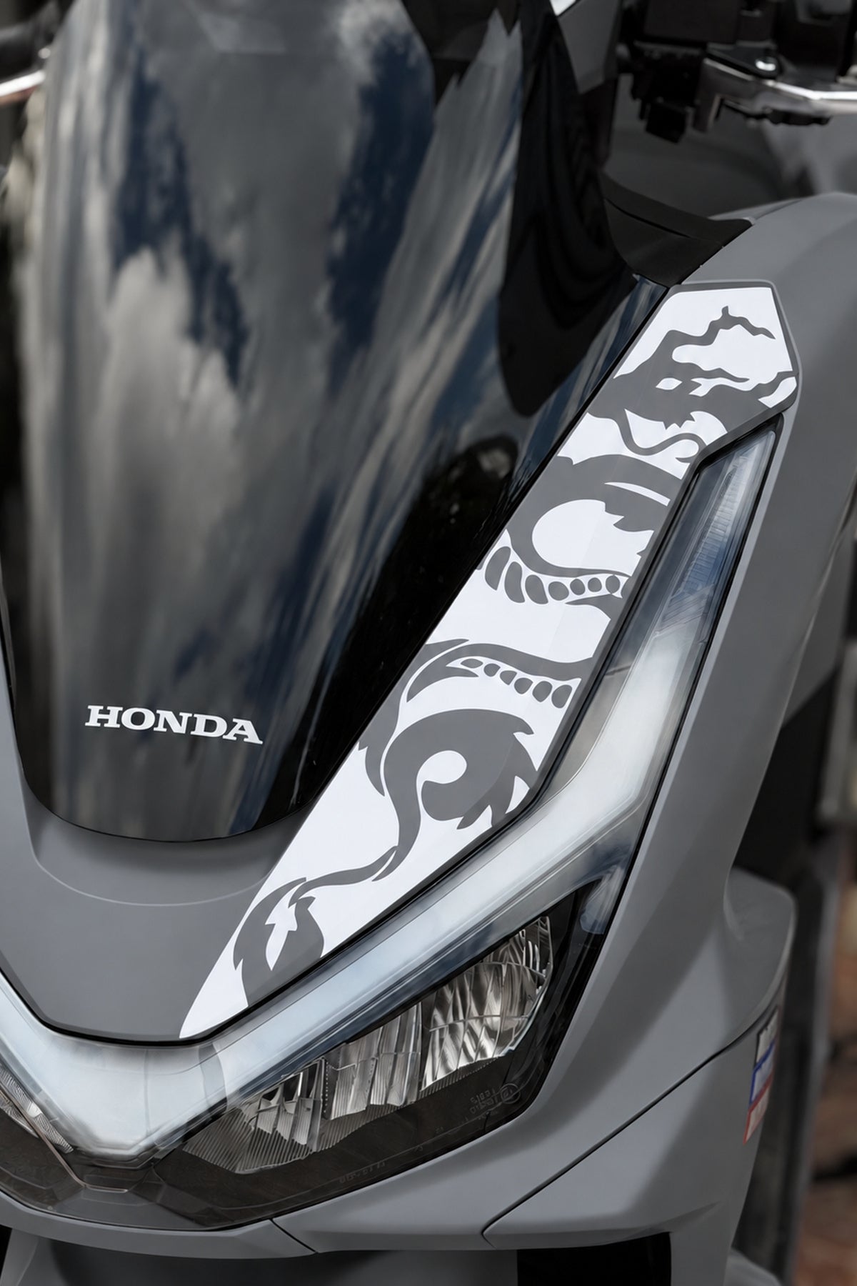 Honda PCX Deluxe Yeni Kasa 2025-2026 Uyumlu Ejder Desenli Ön Panel Sticker