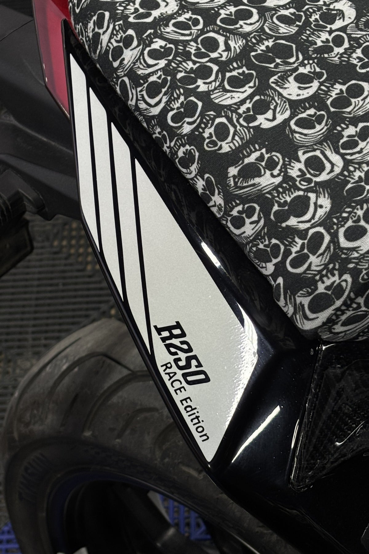 RKS R250 için Kuyruk Uyumlu Tam Boyut Kuyruk Sticker Seti (Sağ ve Sol)