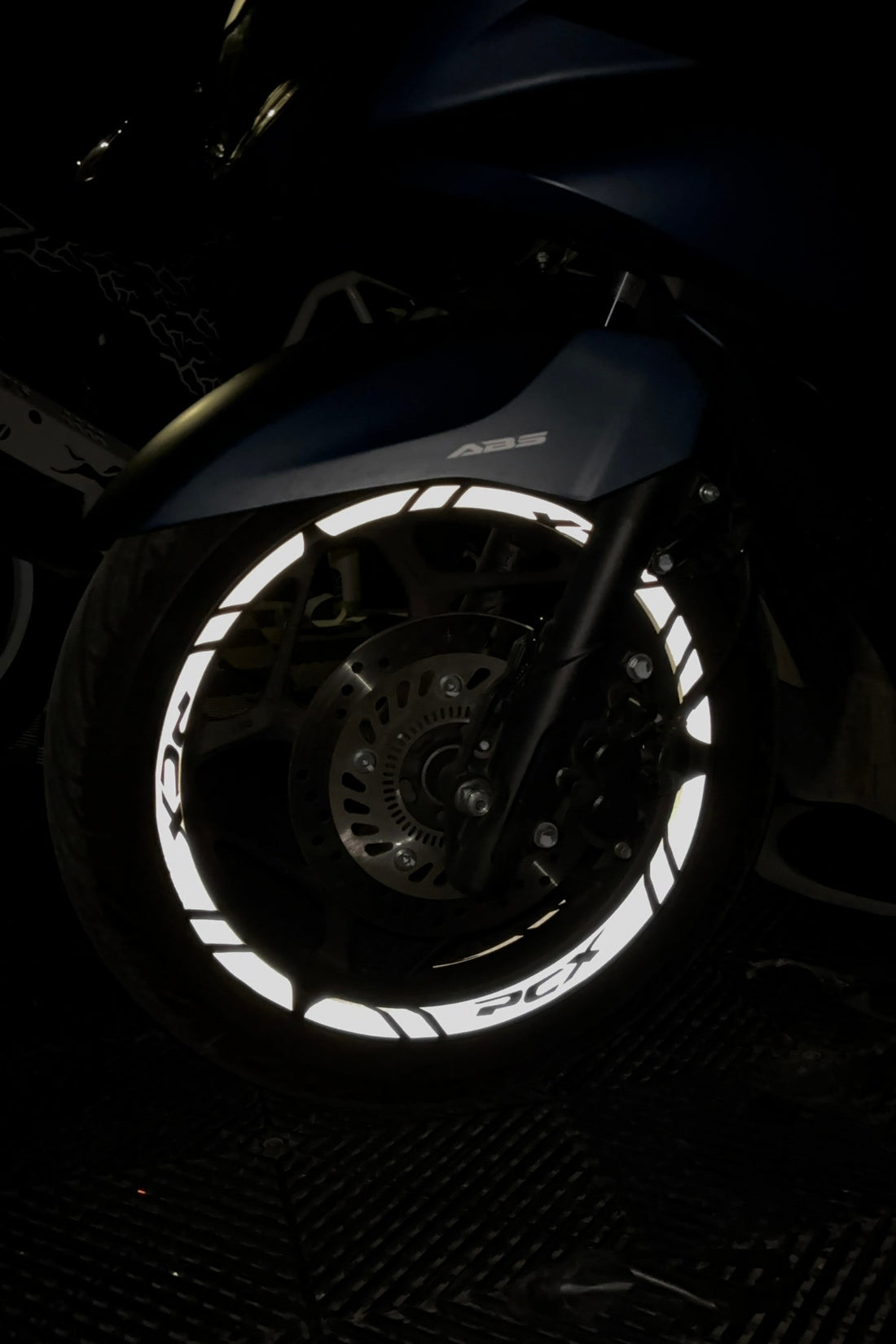 Honda PCX için Tüm Yıllara Uyumlu Ultra Reflektörlü Gece Işıkta Parlayan Jant Şeridi (12 parça)