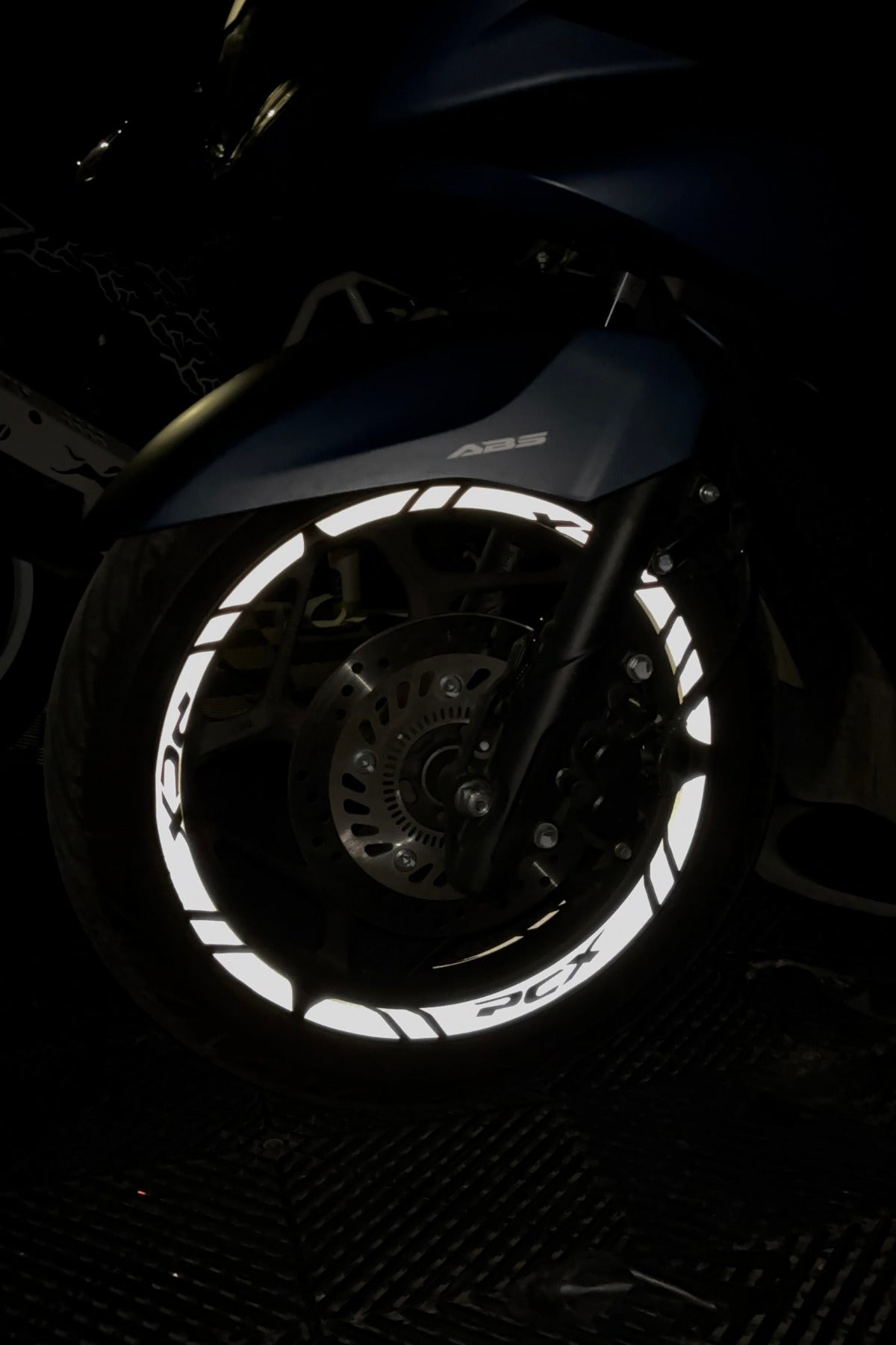 Honda PCX için Tüm Yıllara Uyumlu Ultra Reflektörlü Gece Işıkta Parlayan Jant Şeridi (12 parça)