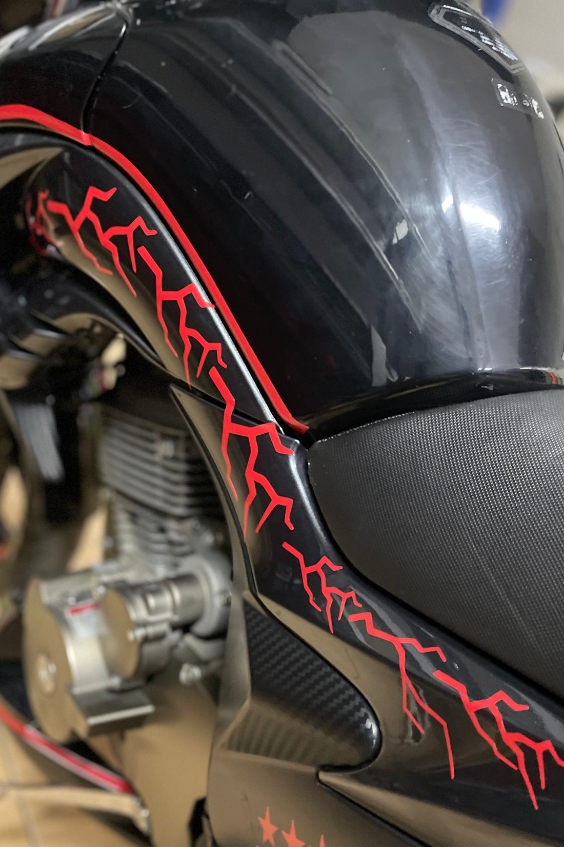 Motor ve Kask için Setli  Kırmızı Yıldırım Şimşek Sticker Etiket Seti