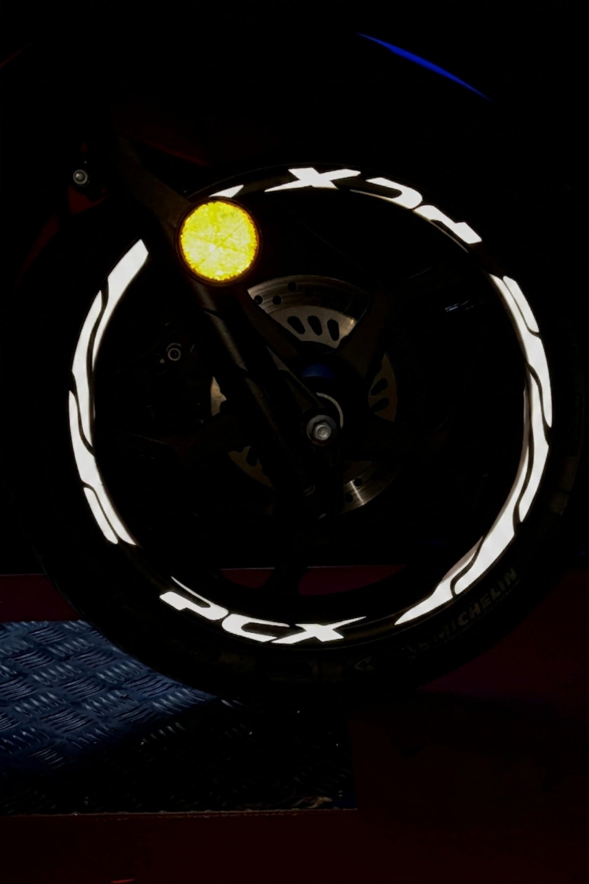Honda PCX için Jant Şeridi Tüm Yıllara Uyumlu Premium Reflektörlü Kesikli+Yazılı Jant Şeridi (Ön ve Arka)