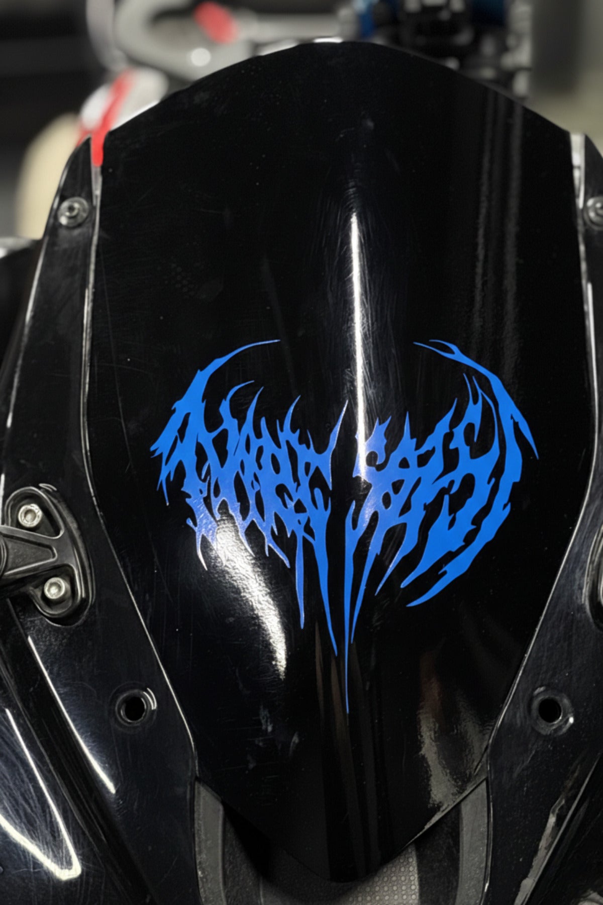 Motosiklet Ön Cam ve Kaska Uyumlu Gotik Tribal Sticker