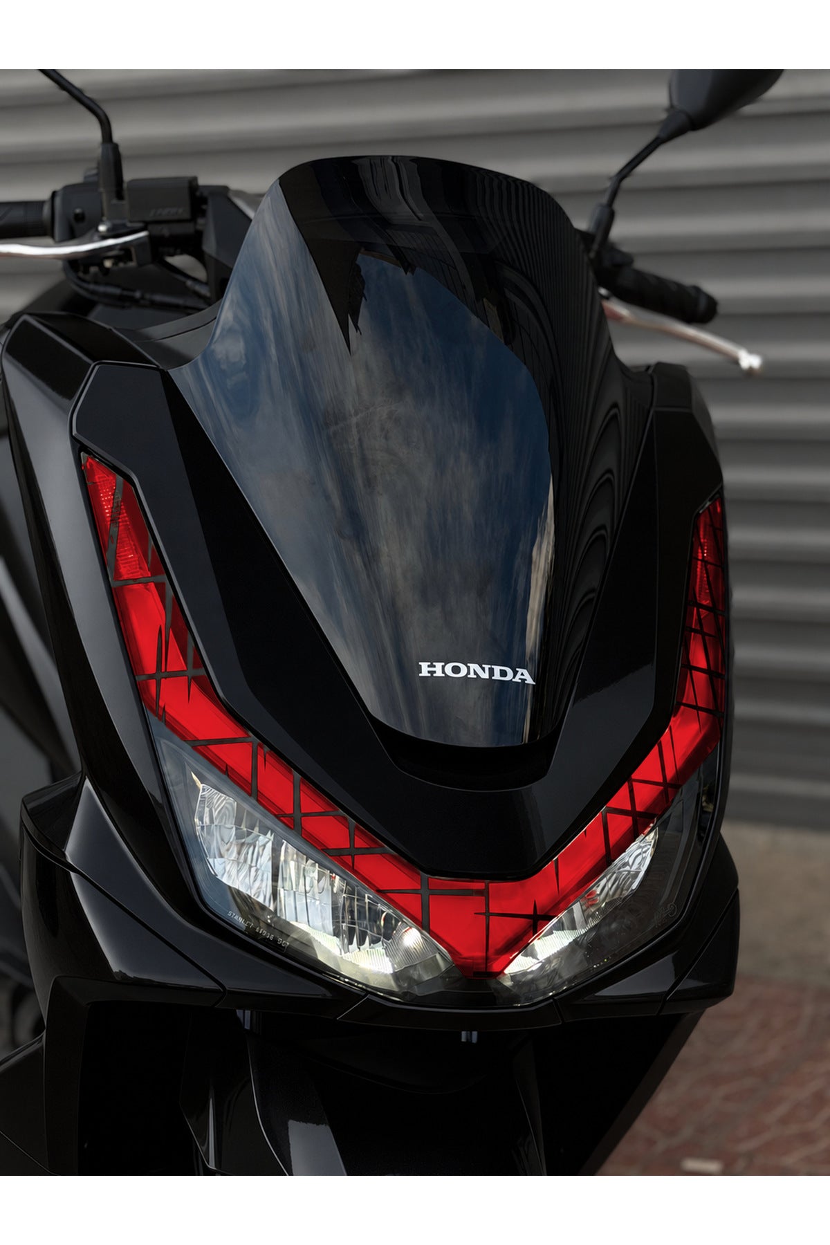 Honda PCX Deluxe için Çizgisel Tasarımlı Far Tasarım Far Renklendirme Sticker (2025-2026)
