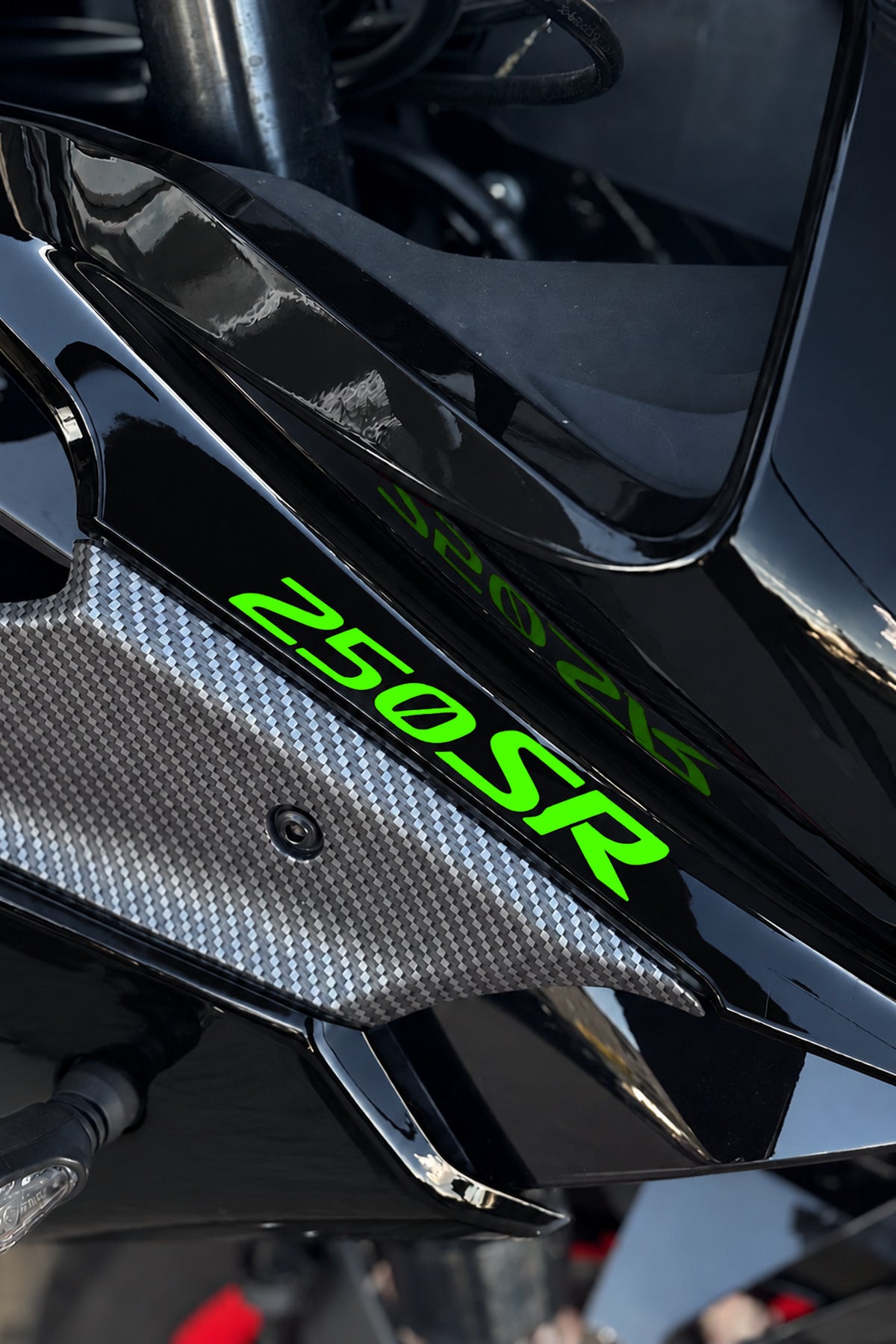 CFMOTO SR250 için Ön Grenajlar için Orijinal 250SR Yazı Sticker Etiket (12CMx2CM) (2 Adet)