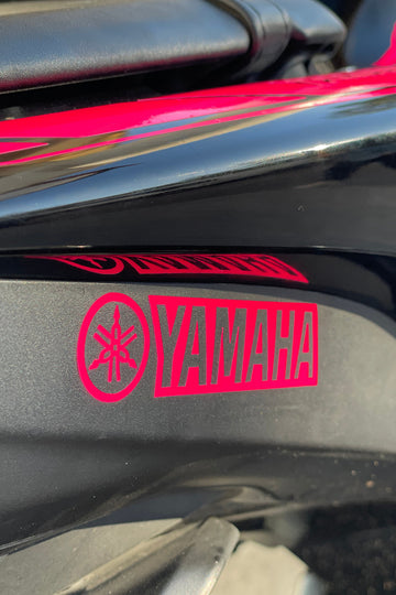 Motor-Kask için Neon Pembe Yamaha Sticker Etiket 8CM (1 Adet)