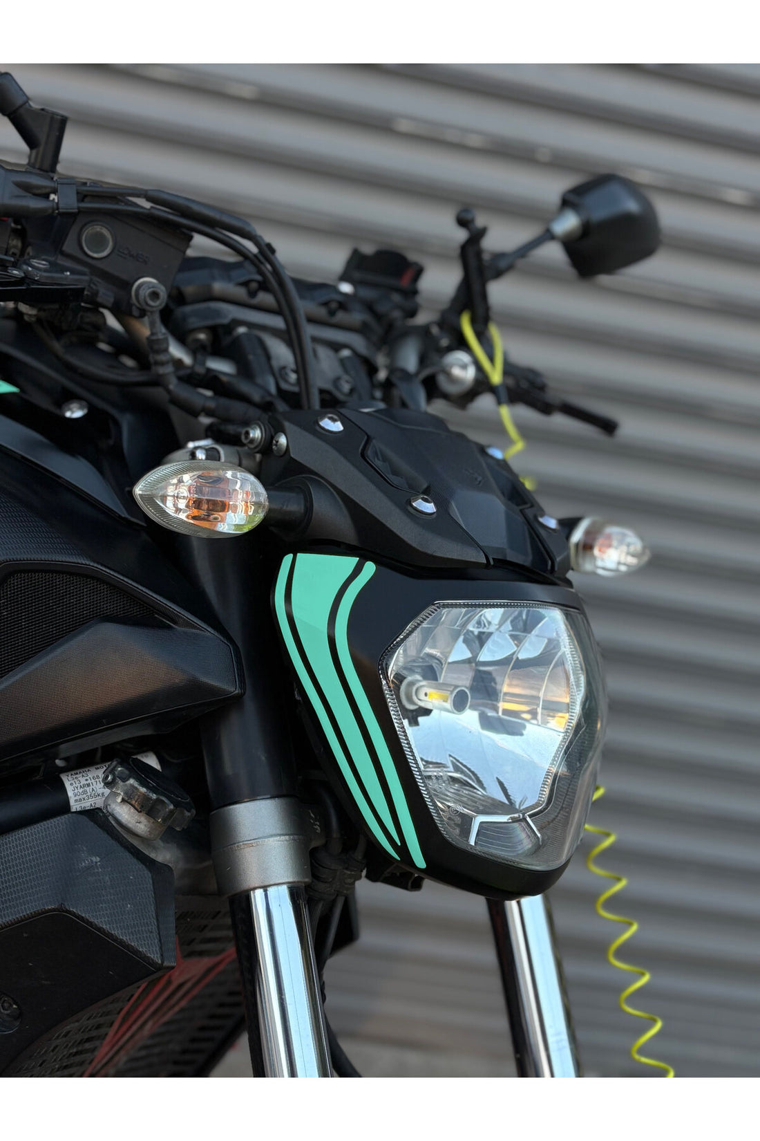 Yamaha MT-07 için Far Kaşı Sticker Etiket (Sağ ve Sol ) (2014-2017 Yılları Arası Uyumlu)