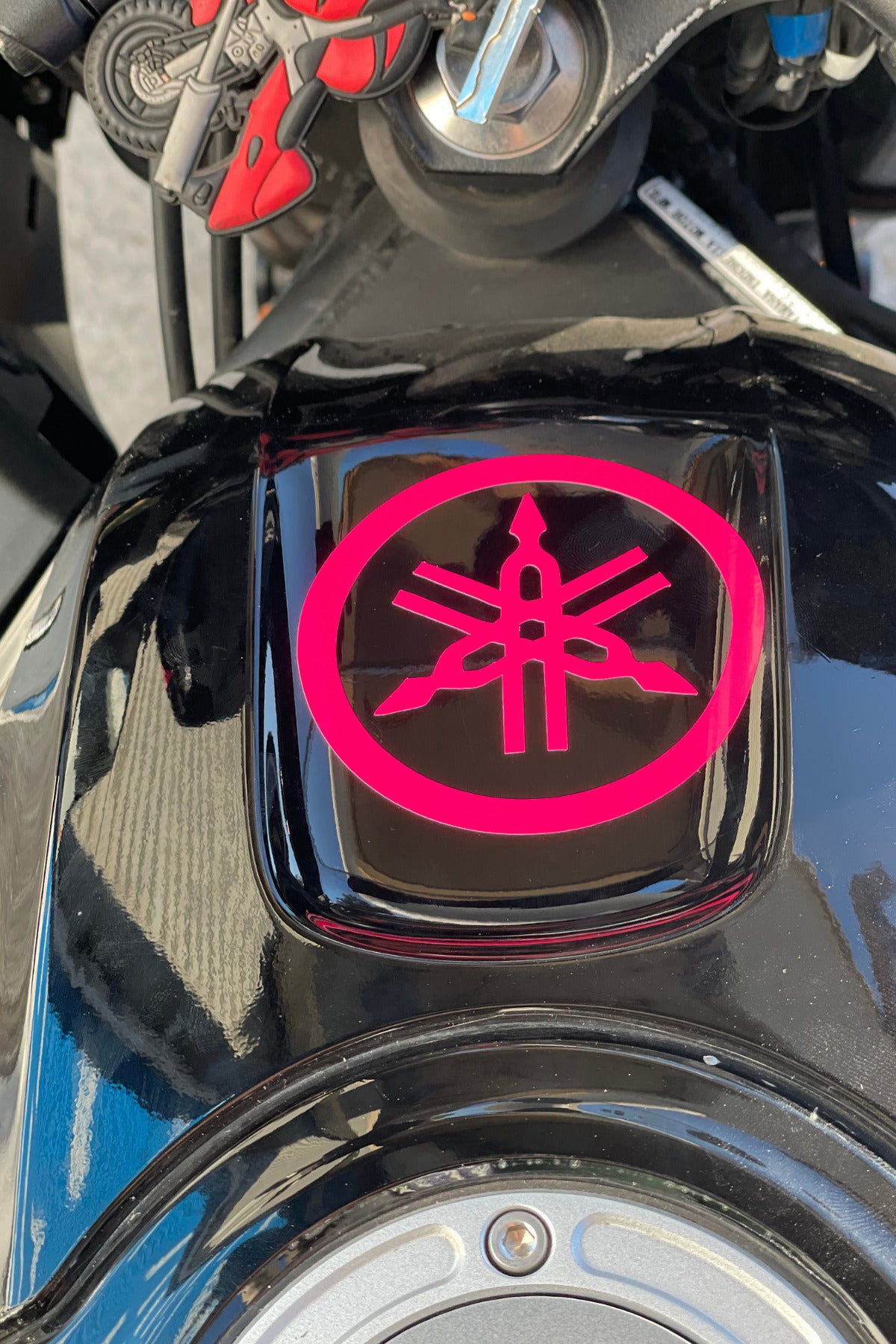 Motor ve Kask için Neon Pembe Yamaha Logo Sticker Etiket 10CMx10CM (1 Adet)