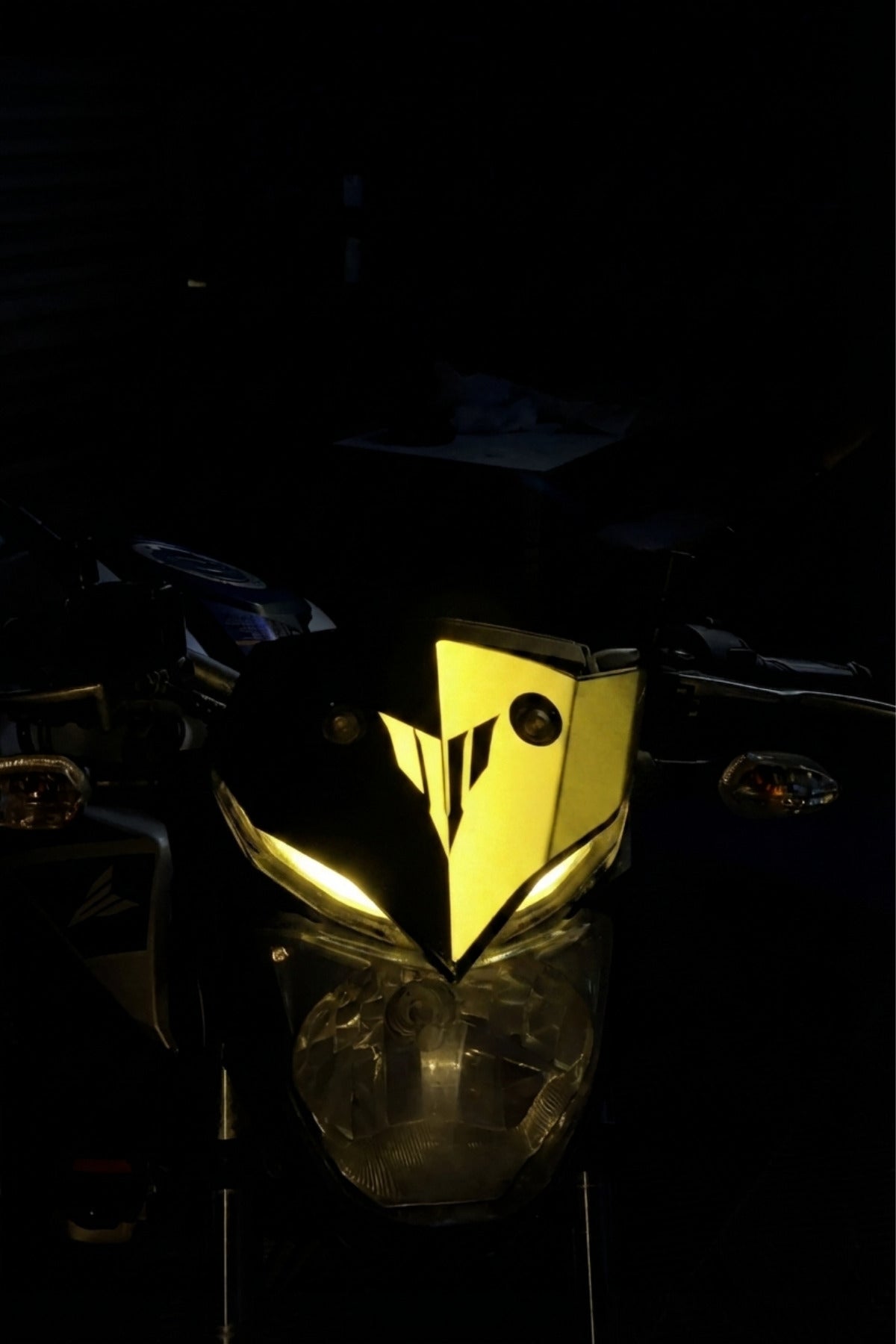 Yamaha MT-25 için MT Logolu Kafa Detay Reflektörlü Sticker (Gece Flaşla Parlar)