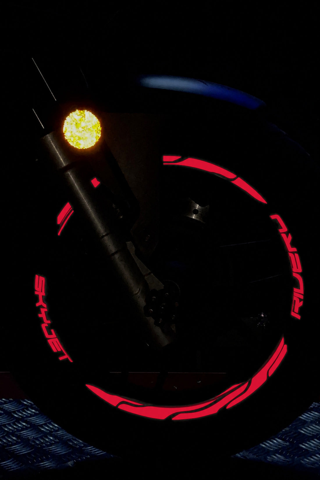 Skyjet Rivero Scooter için Reflektörlü Gece Flaş ile Parlayan Jant Şeridi Sticker Seti (Ön-Arka Yeterli)