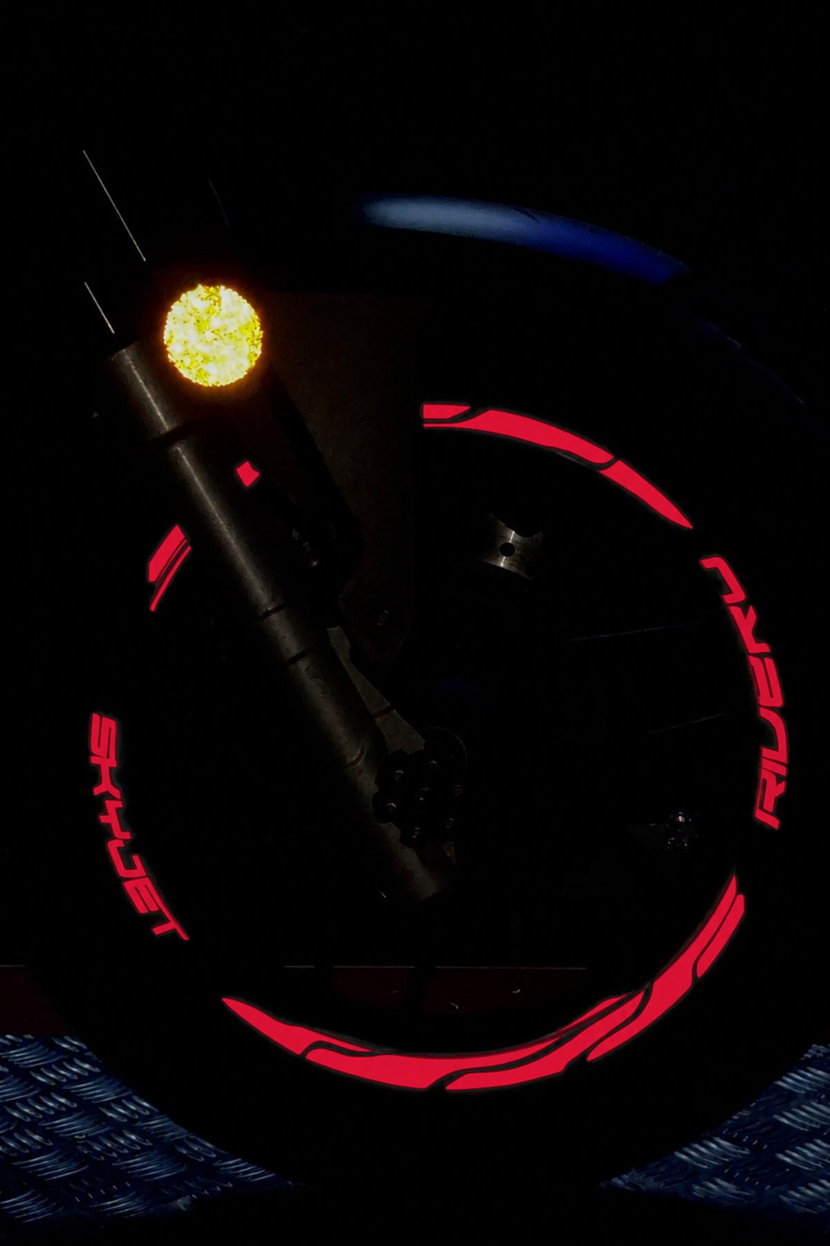 Skyjet Rivero Scooter için Reflektörlü Gece Flaş ile Parlayan Jant Şeridi Sticker Seti (Ön-Arka Yeterli)