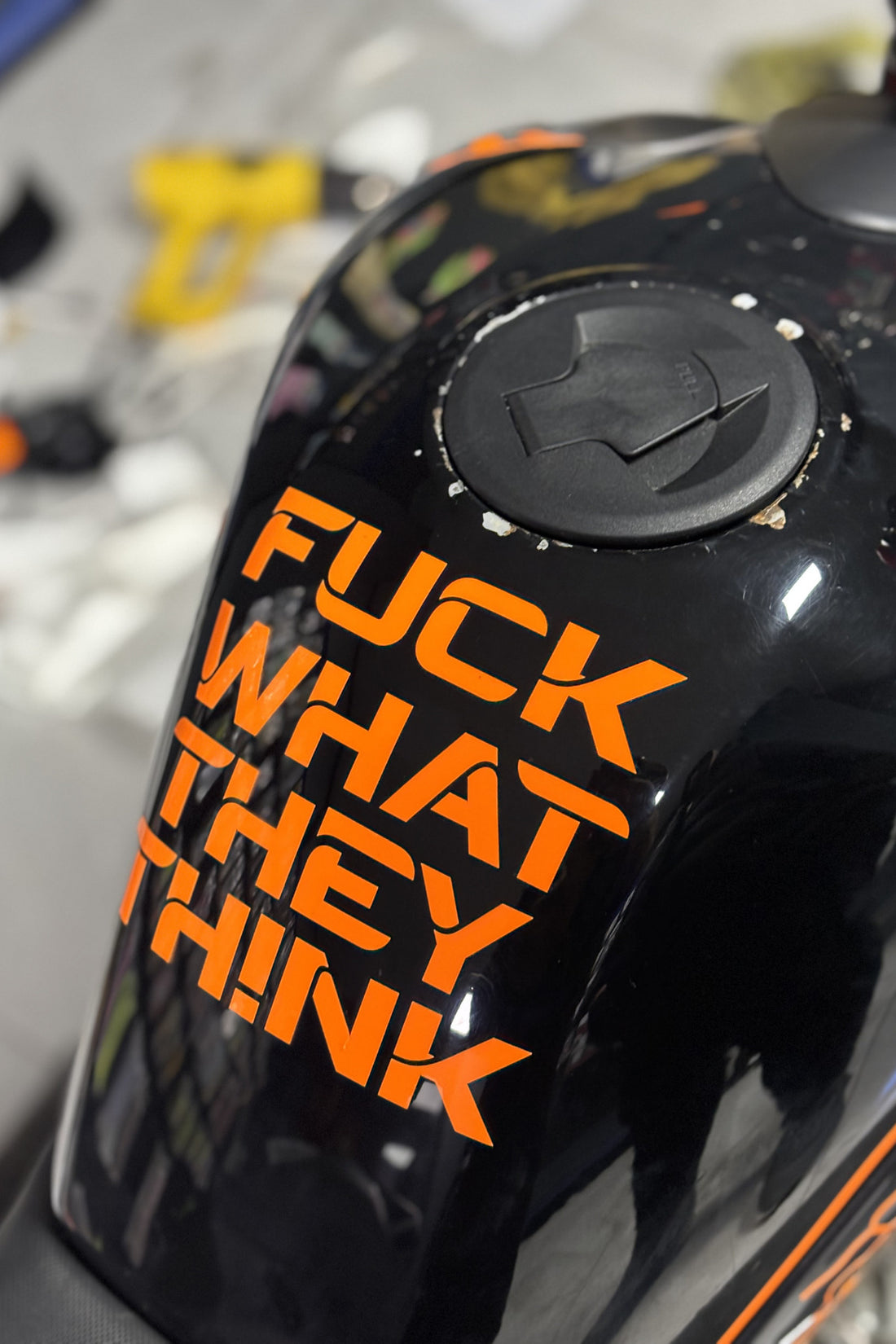 Motor-Araba-Kask için Oracal Neon Turuncu FCK What They Think Sticker Etiket (1 Adet)