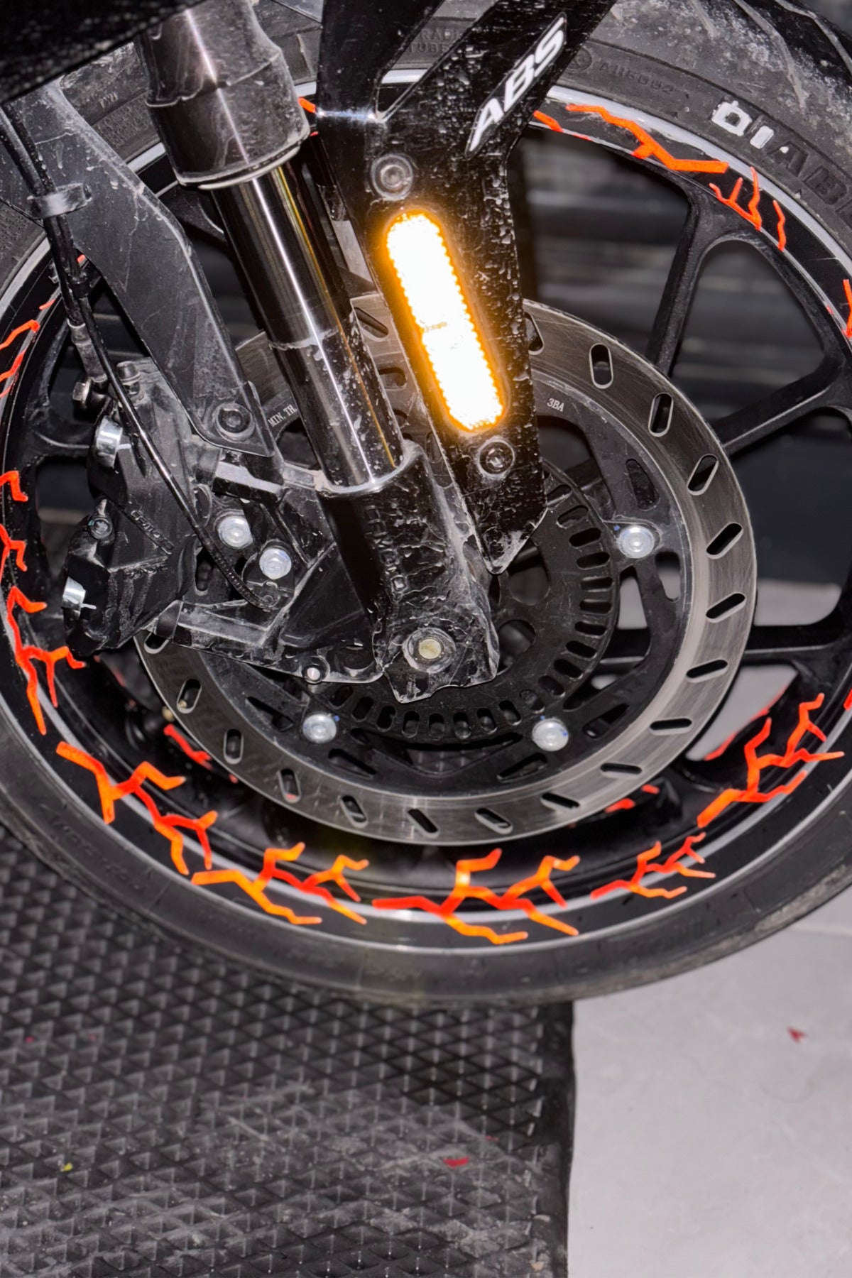 Motor Jantı için Reflektörlü Kırmızı Yıldırım Şimşek Sticker Seti (Tüm Jantlara Yeterli)(64'lü Set)