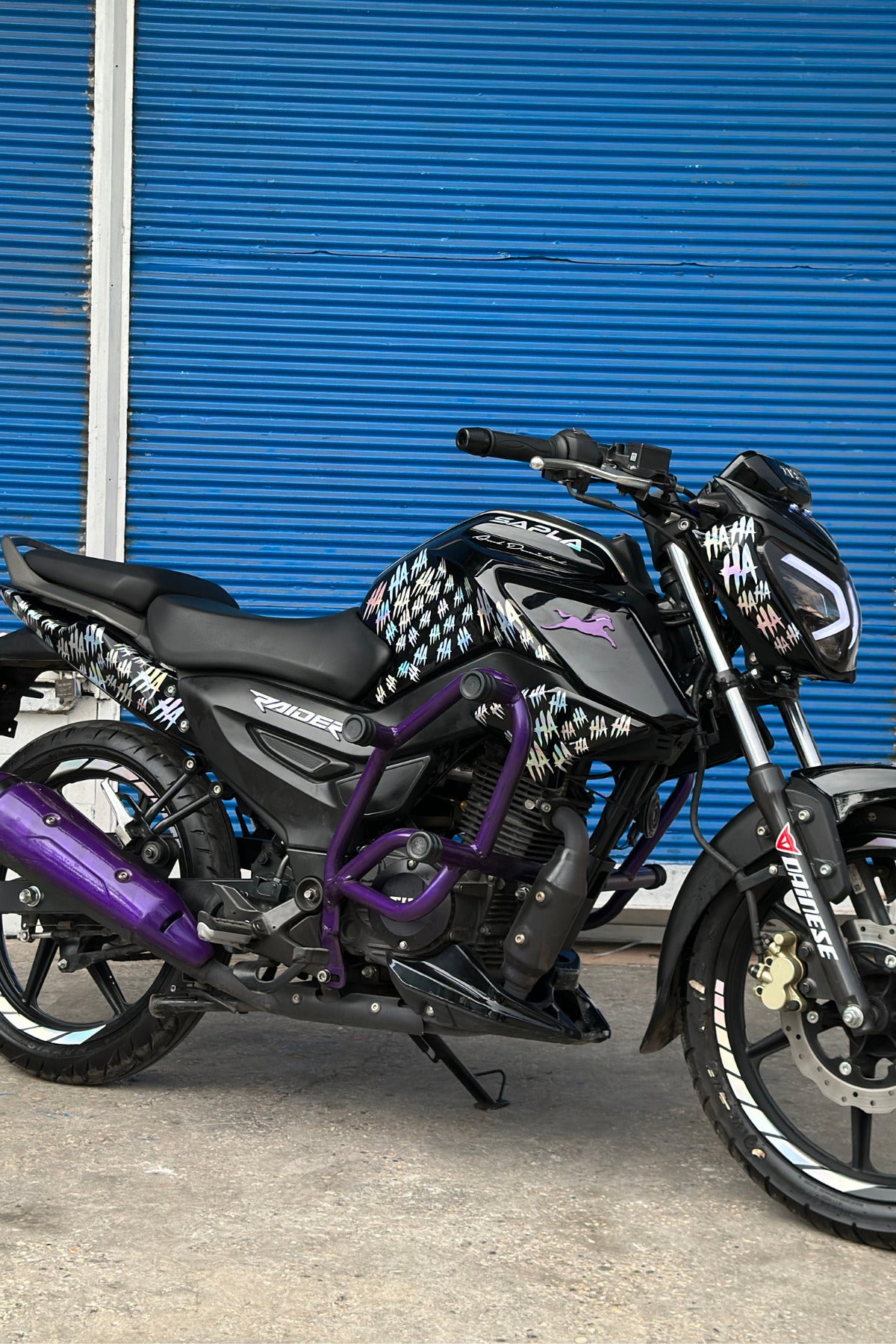 Motor ve Kask İçin Hologramlı Parlayan Eğik Hahaha Sticker Etiket 15 cmx30 cm