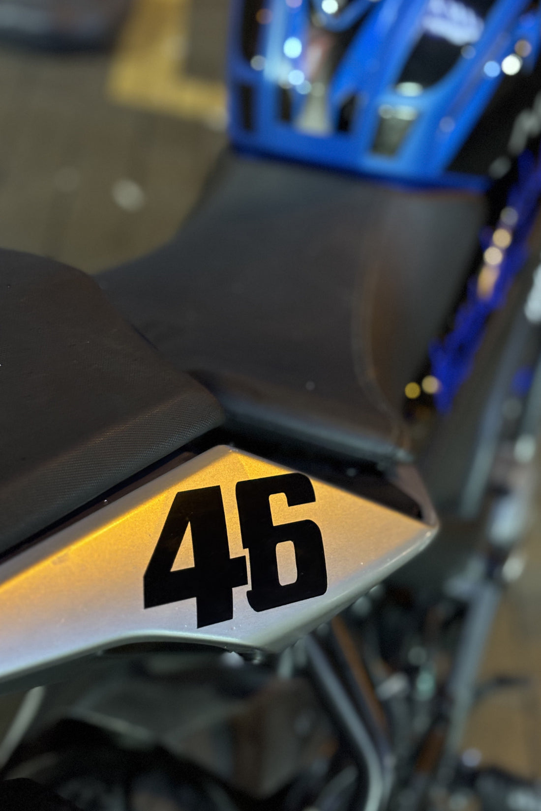Motor-Araba-Kask için Siyah Renk 46 Yazı-Logo-Numeratör Sticker Etiket (12CMx6CM)(1 Adet)