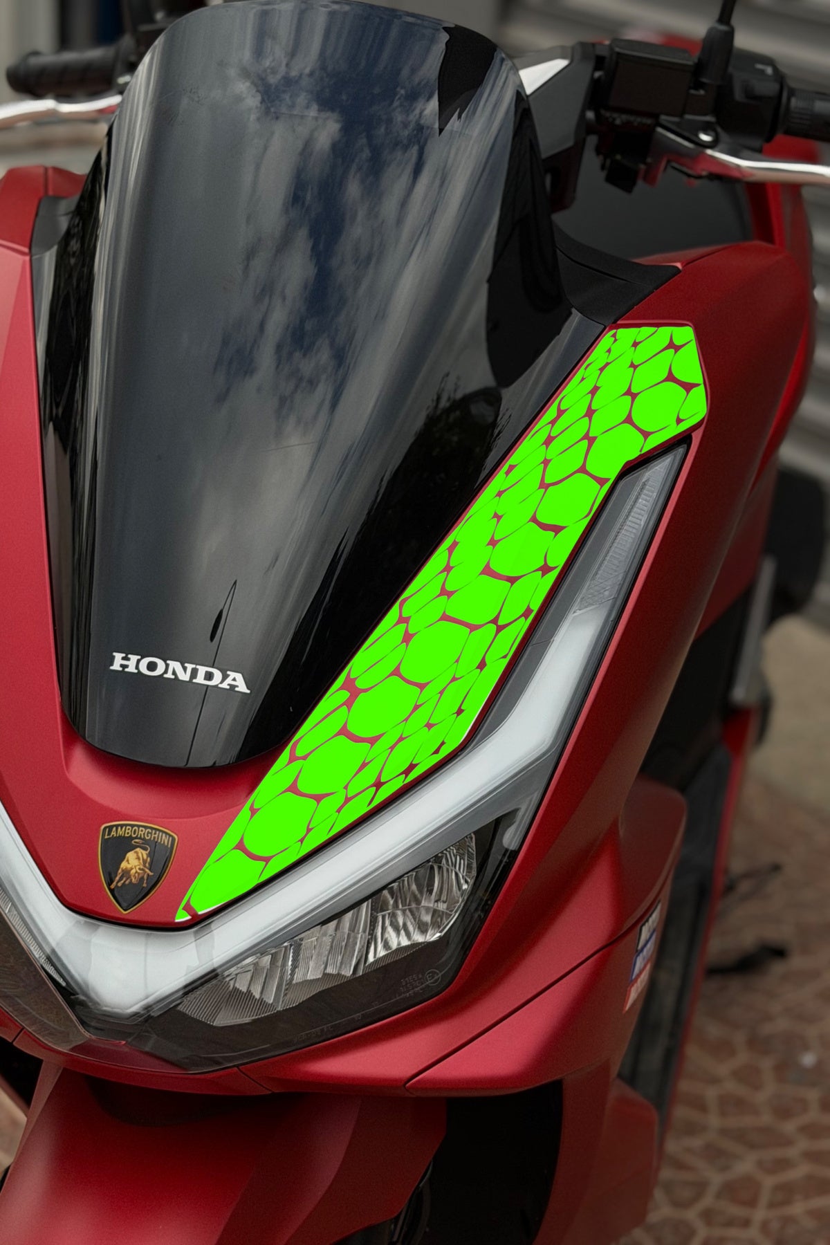 Honda PCX Deluxe için Yeni Kasa 2025-2026 Uyumlu Far Üstü Yılan Pulu Desen Sticker
