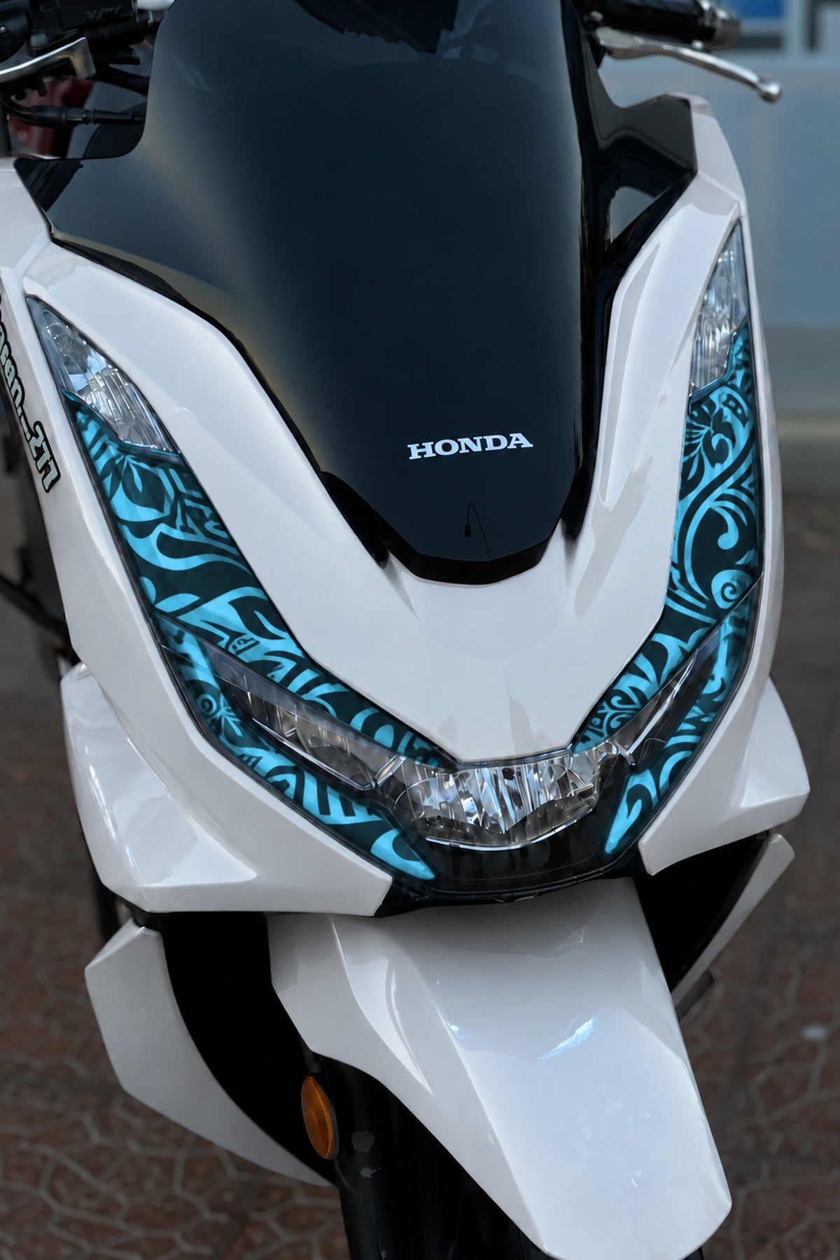 Honda PCX Geniş Kalıp Yaprak Desenli Dövme Far Filmi Far Tasarım Sticker (2021-2022-2023-2024 Uyumlu)