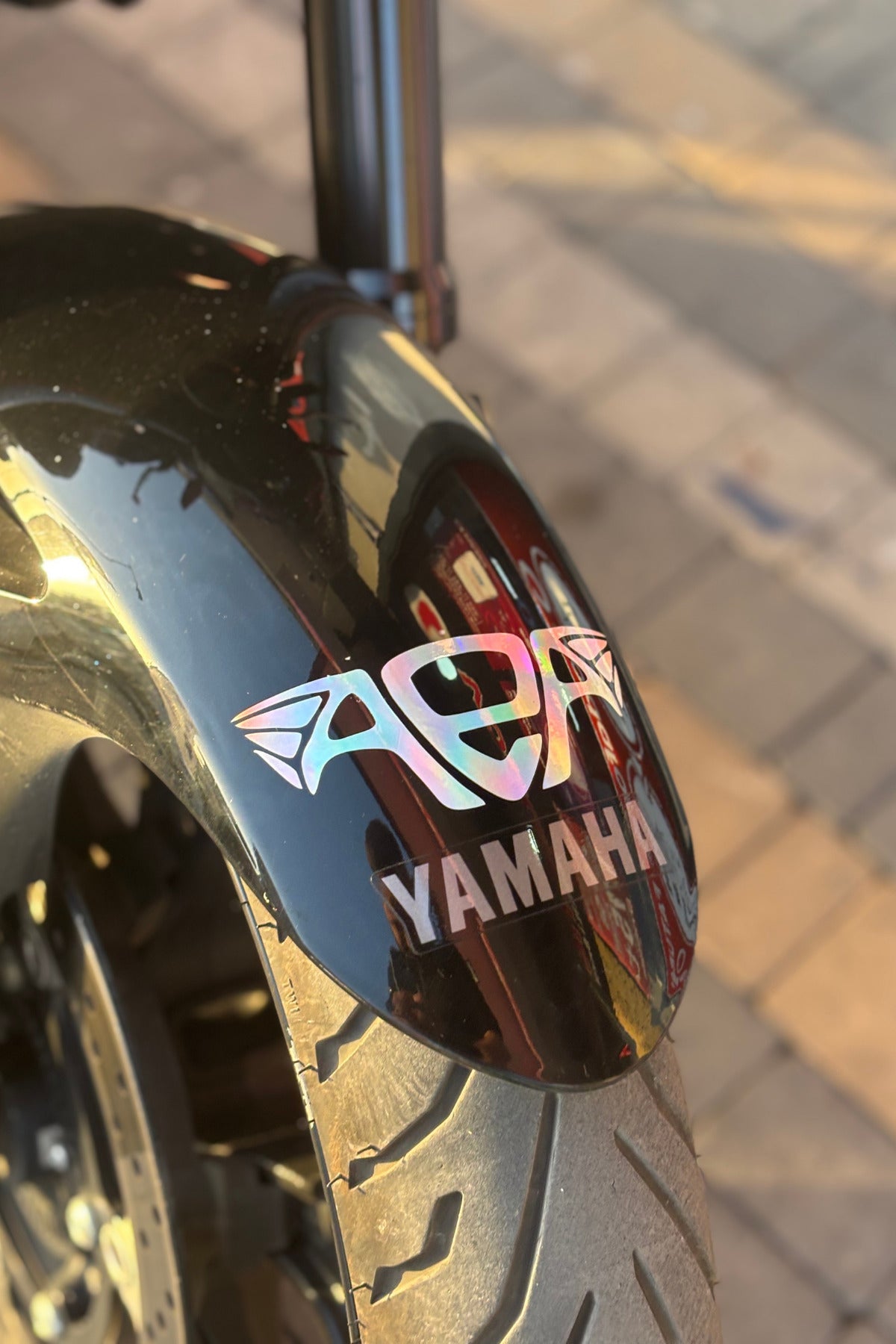 Motor-Araba-Kask için Hologramlı Altın Elbiseli Adam AEA Sticker Etiket (1 Adet)(10CM)