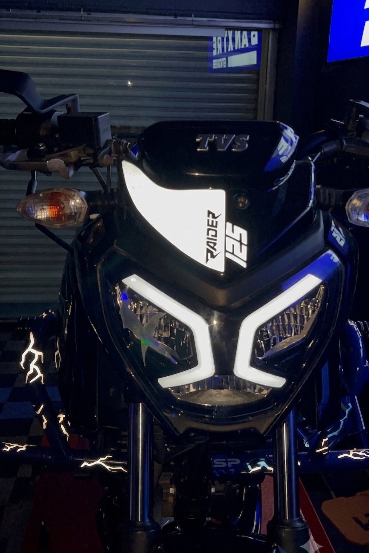 TVS Raider için Reflektif Raider 125 Yazılı Kafa Detay Sticker (1 Adet)