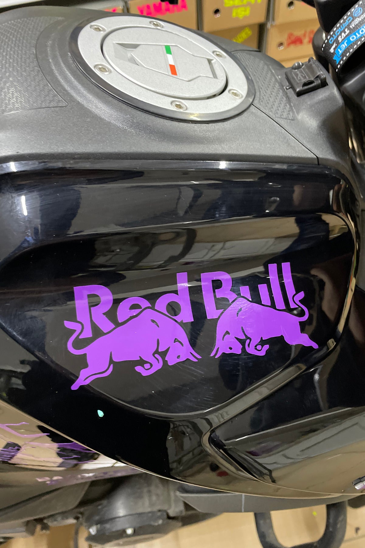Motor-Araba-Kask için Oracal Mor Renk Boğa Enerji Sticker Etiket (15CMx6CM) (1 Adet)