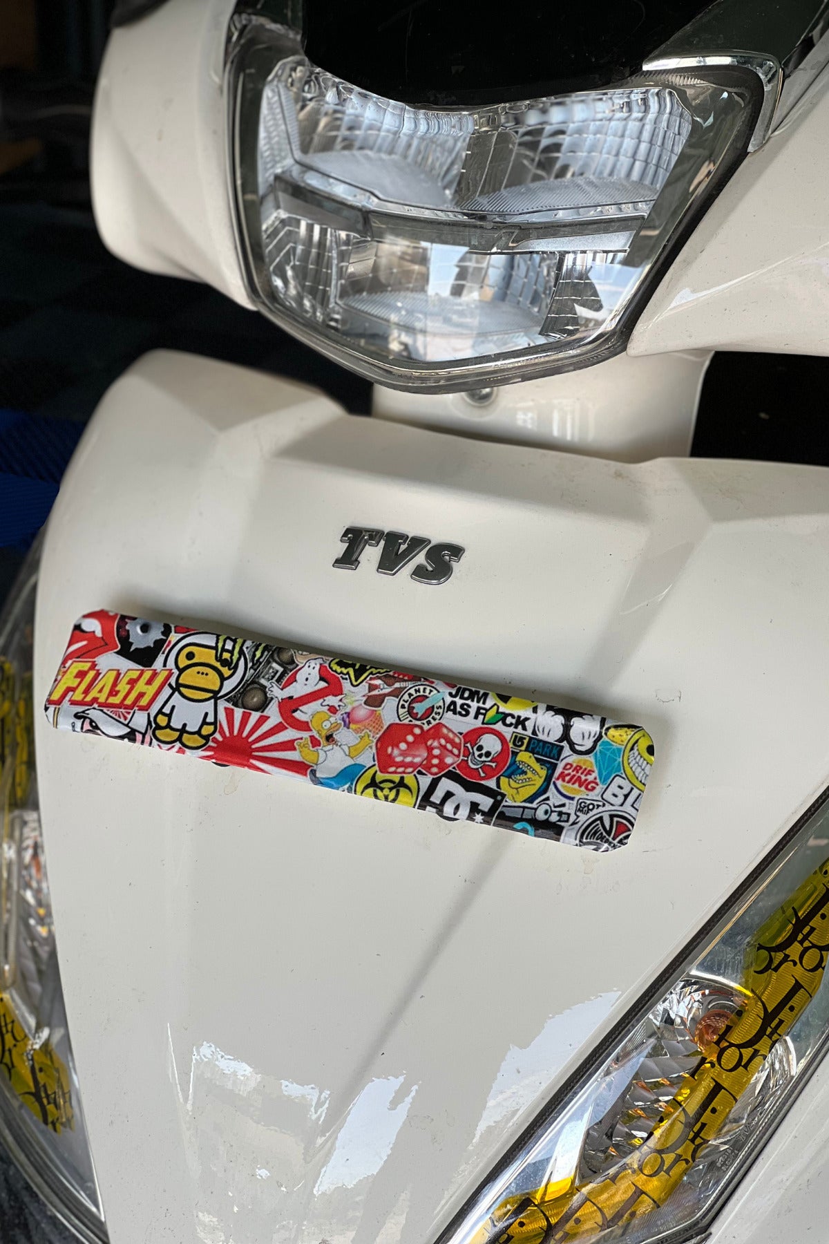 TVS Jupiter 125 Ön Plakası için Bayrak ve Desenli Sticker