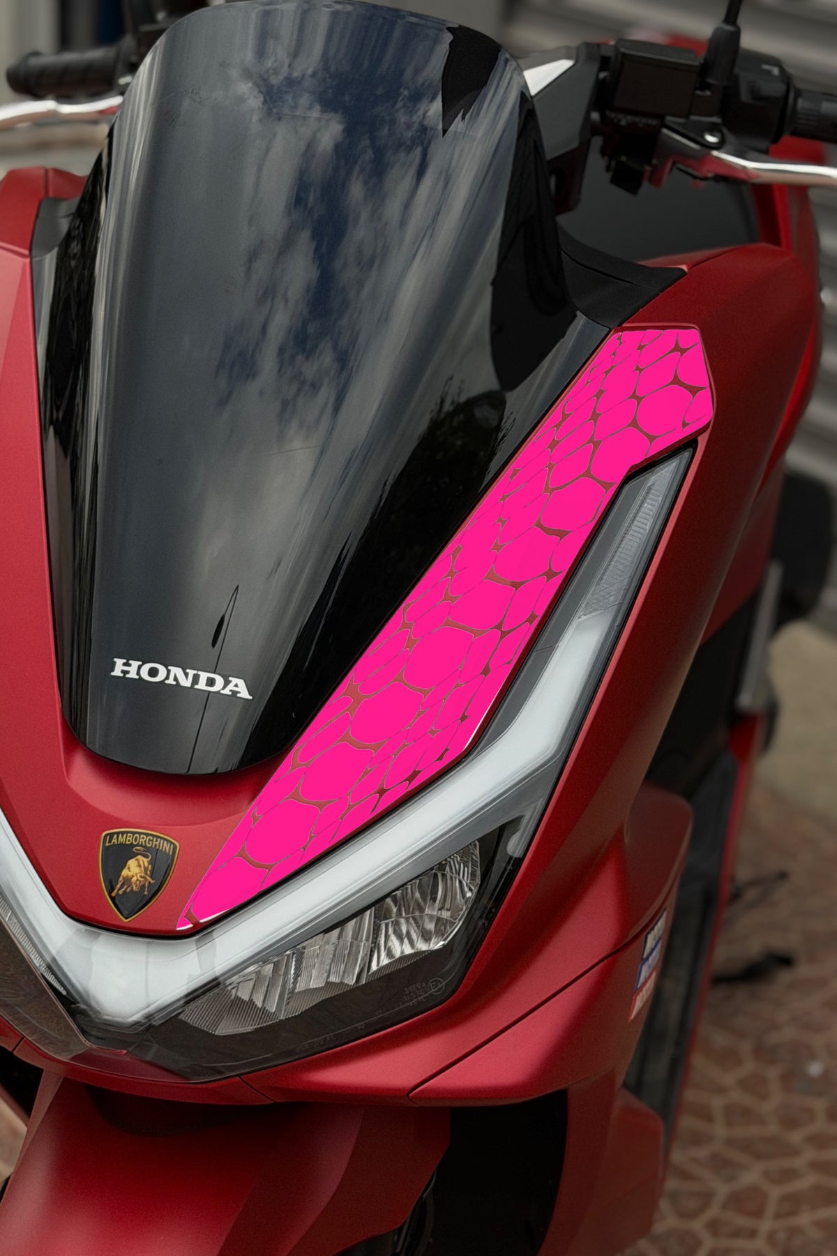 Honda PCX Deluxe için Yeni Kasa 2025-2026 Uyumlu Far Üstü Yılan Pulu Desen Sticker