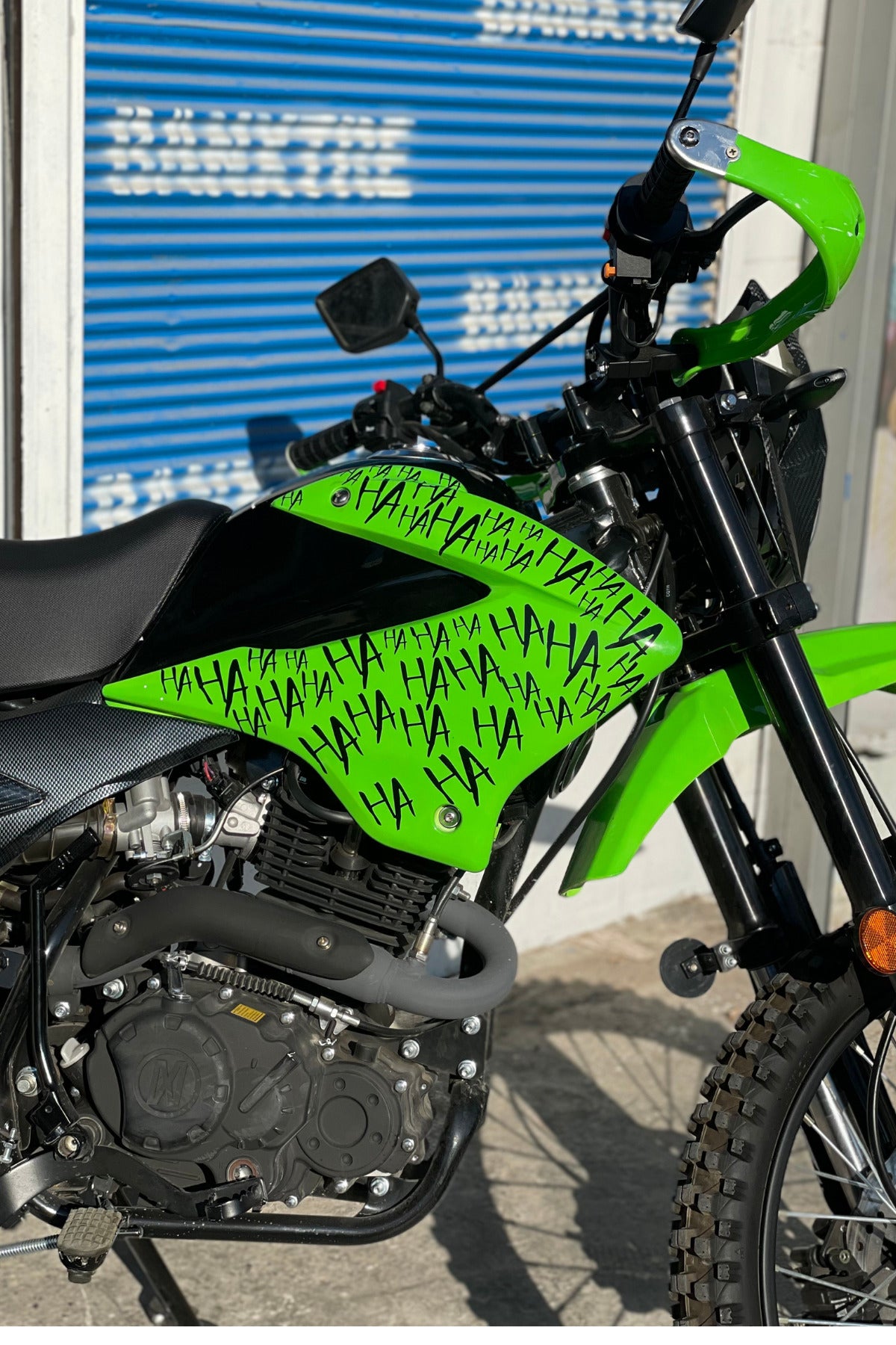 Motor-Araba-Kask için Dekoratif Parlak Siyah Hahaha Sticker Etiket 15X30CM (32 Adet Ha Yazısı)