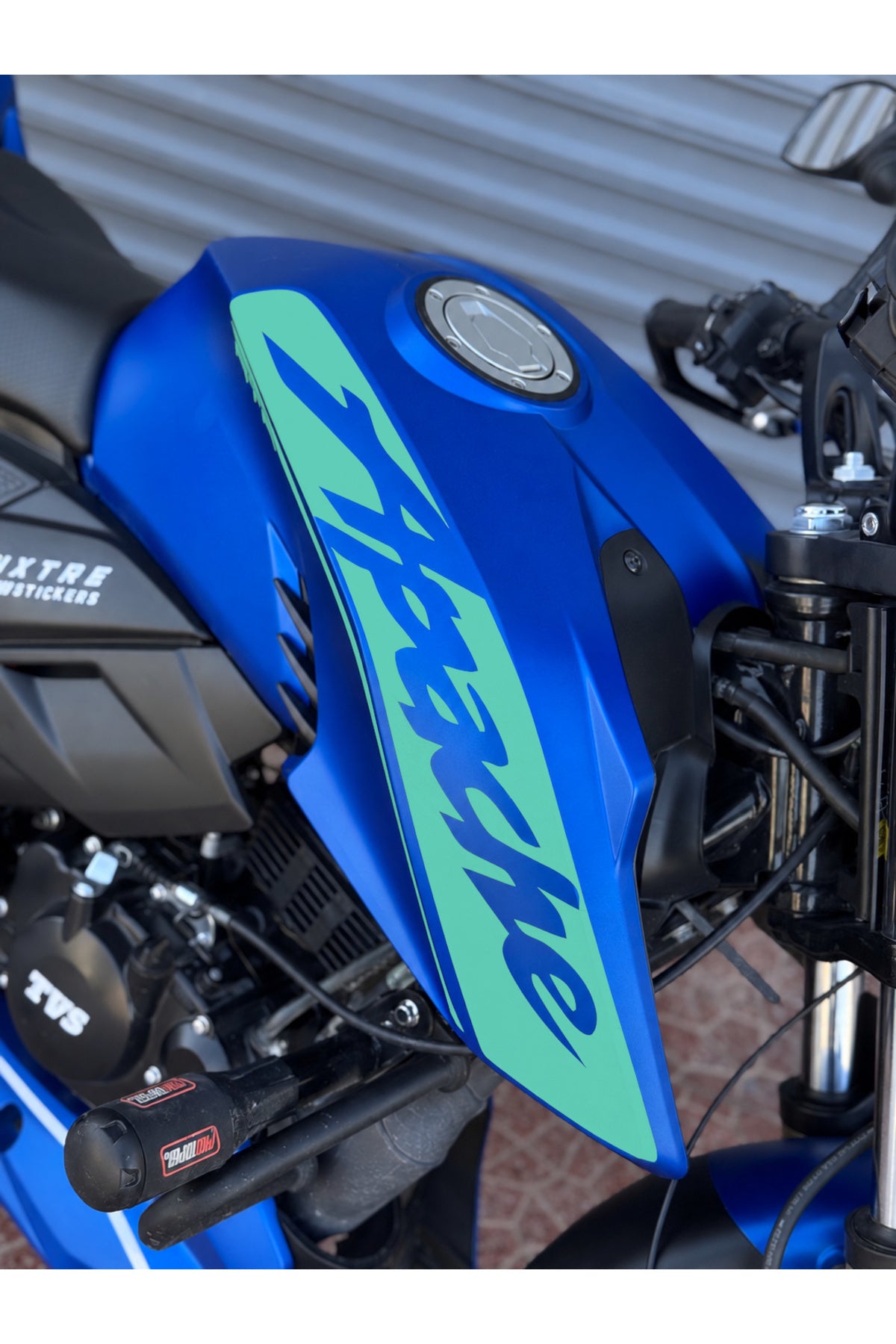 TVS Apache RTR için Yan Grenaj Apache Yazılı Kaplama Sticker Etiket (Sağ ve Sol)