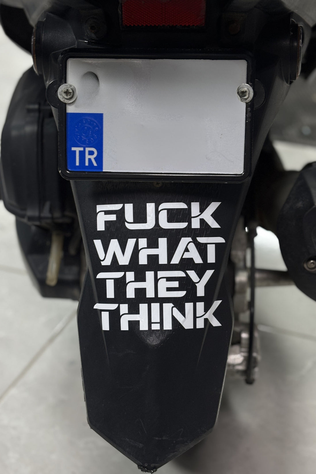 Motor ve Kask için Beyaz Renk FCK What They Think Sticker Etiket (1 Adet)(12CMx15CM)