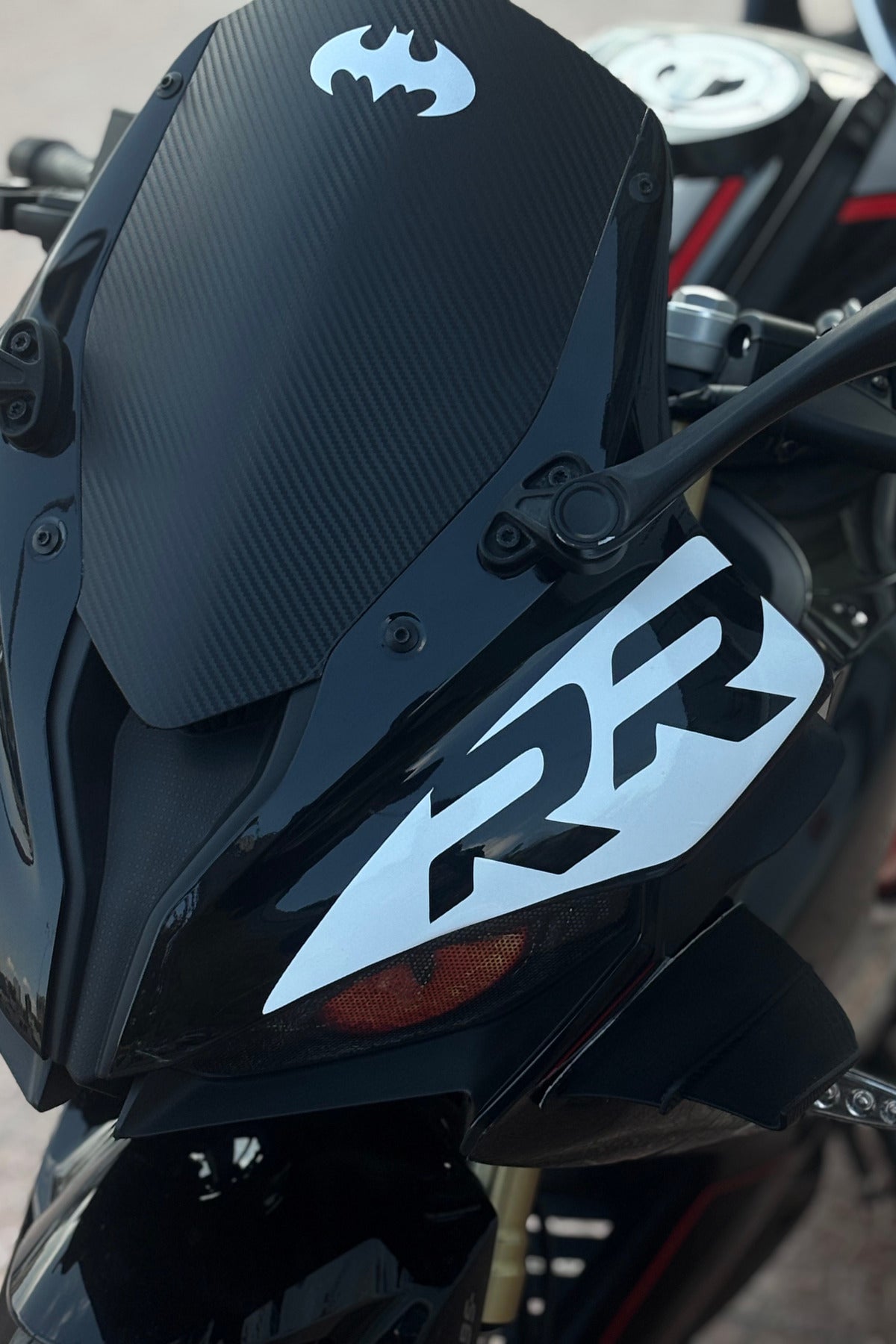 SRK 125R için Beyaz Renk Kafa için RR Yazılı Sticker Etiket