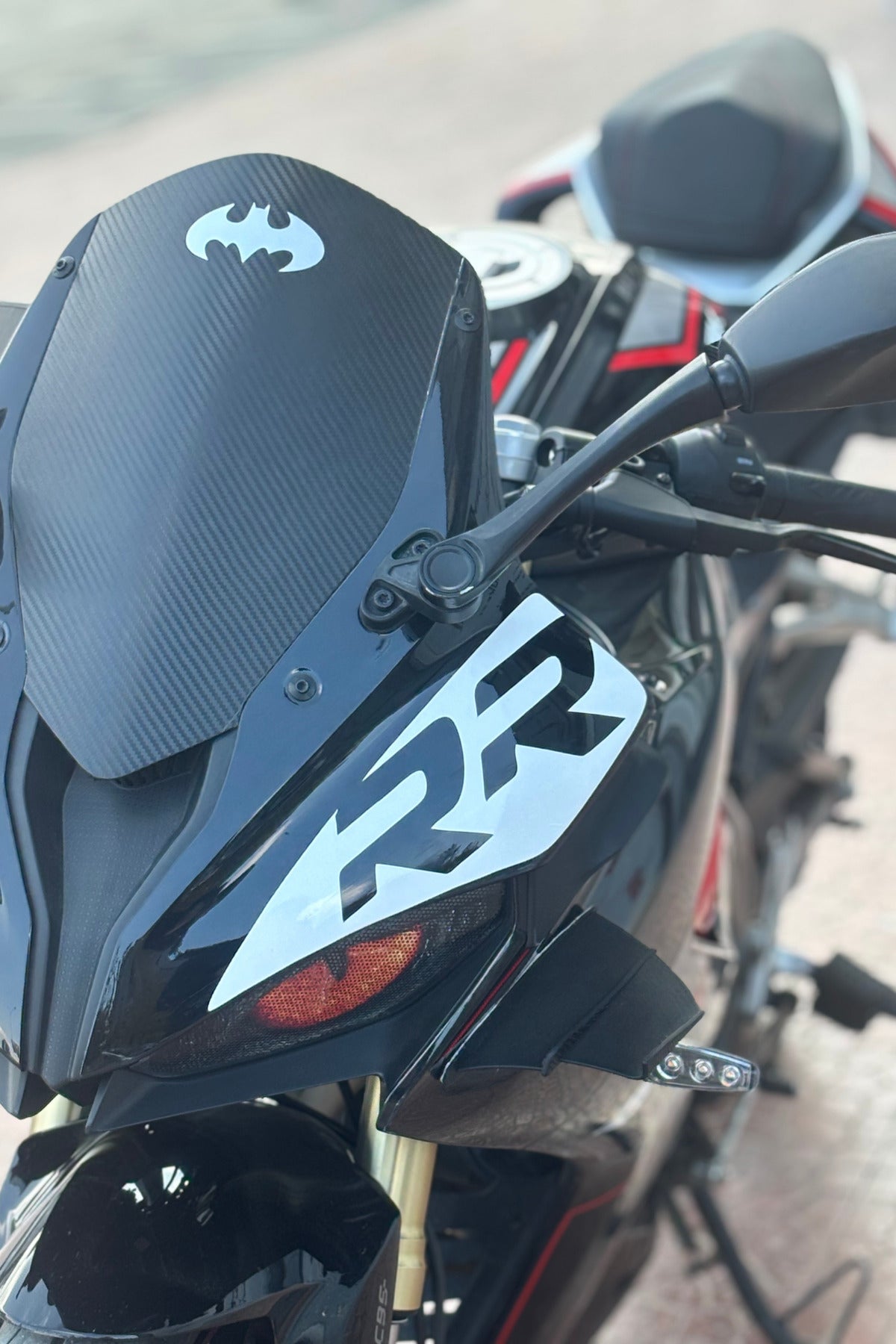 SRK 125R için Beyaz Renk Kafa için RR Yazılı Sticker Etiket