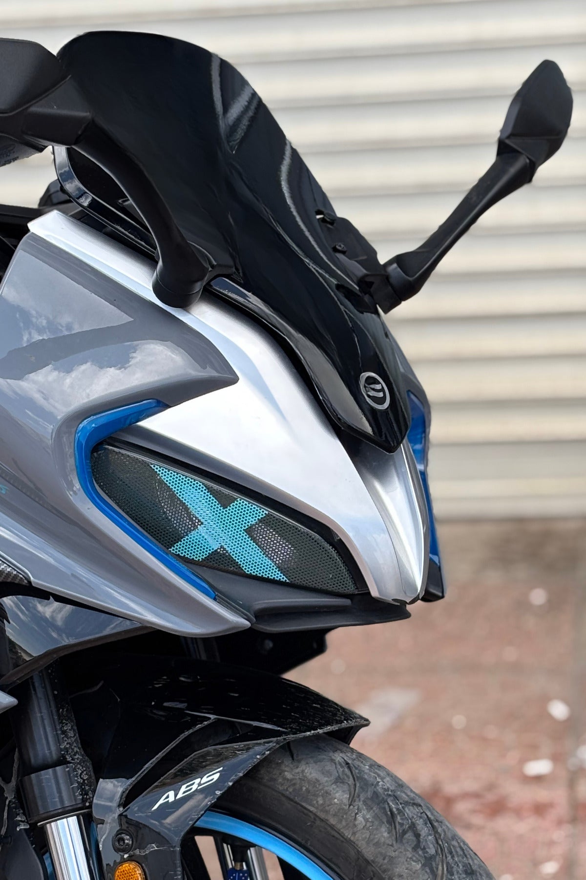 CFMOTO SR250 için Delikli Far Üstü Sticker Seti Aydınlatma Engellemez(Sağ ve Sol)