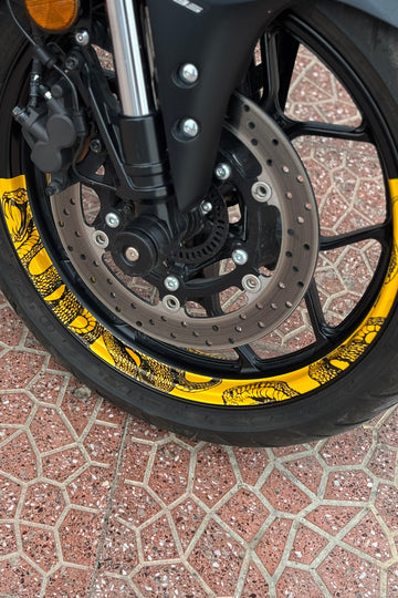 Motosiklet 17 Inch Uyumlu Reflektörlü Sarı Yılan Desenli Yarım Jant Şeridi Sticker Seti (4 Parça)