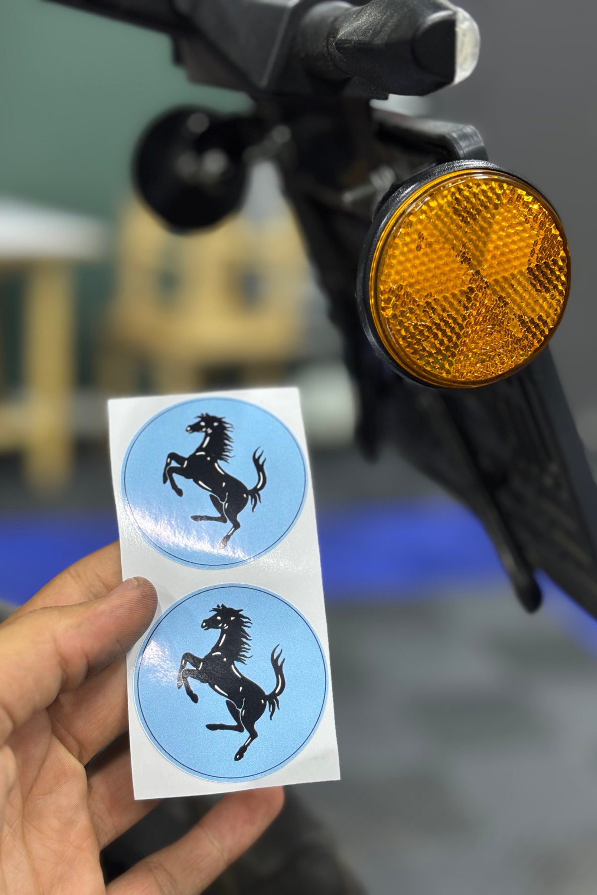 Motosiklet Kedigözü için Yuvarlak 5CMx5CM At Sticker Seti (2 Adet)